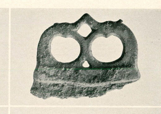 Original zu Typ 1: Birka, Grab Bj 644 — Feuerstahl mit Bronzegriff aus zwei gegenständigen Tierköpfen (Arbman 1943, Taf. 144:2)