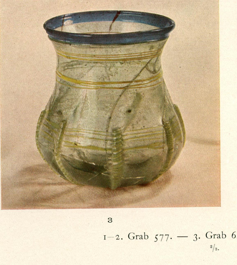 Original: Birka, Grab Bj 649 — grüner Glasbecher mit umlaufenden Fadenauflagen und vertikalen Schlaufen (Arbman 1943, Taf. 189:3)