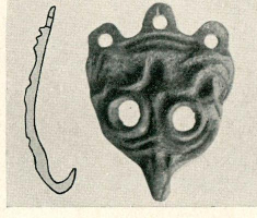 Arbman 1943, Taf. 91:6 – tiermaskenförmige Bronzehaken aus Grab Bj 905