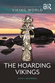float-right small "Umschlag: Gitte T. Ingvardson, The Hoarding Vikings (Routledge 2025)"