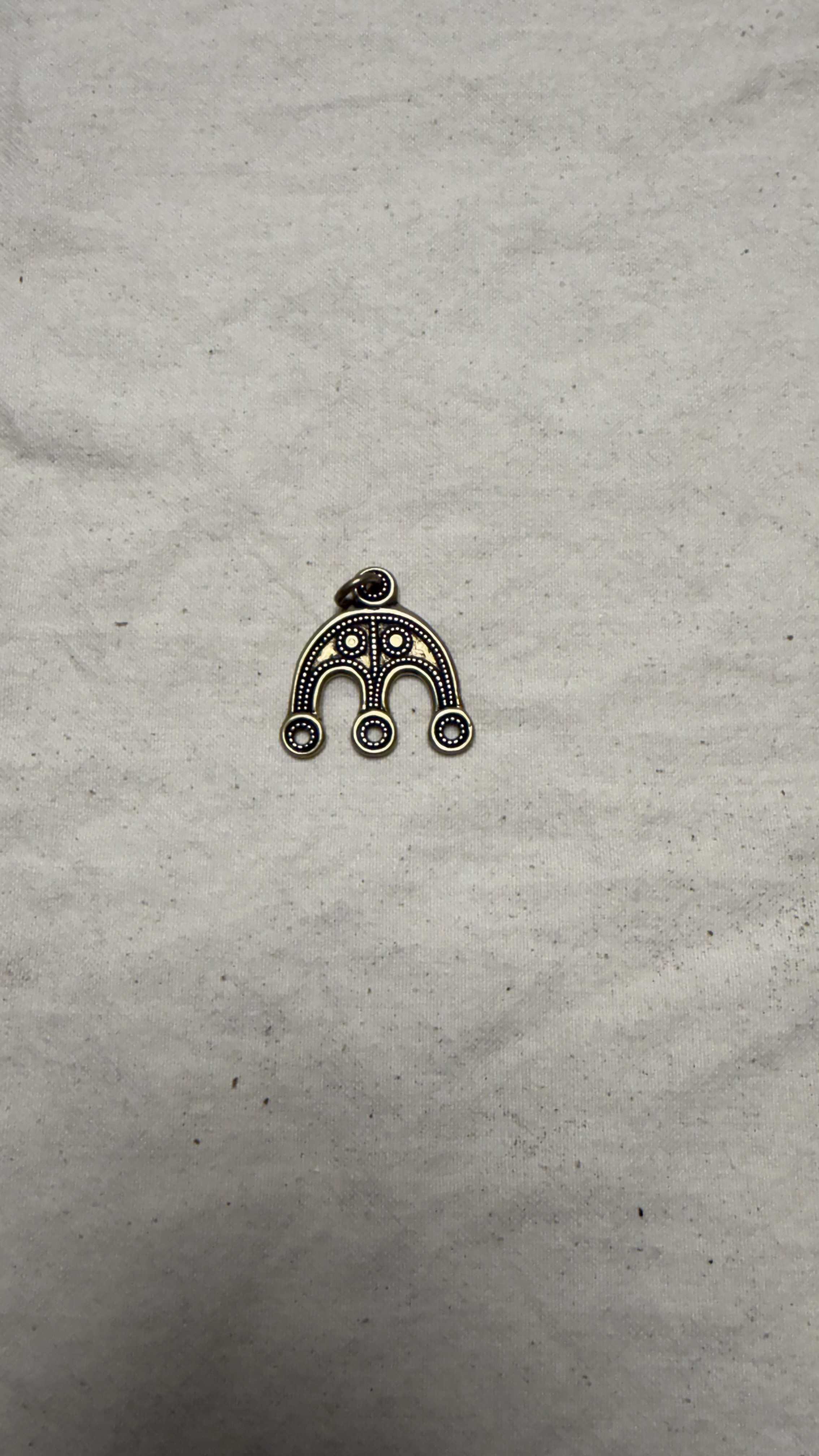 Bogen-/Lunula-Anhänger mit Punktornament (Stilkopie)
