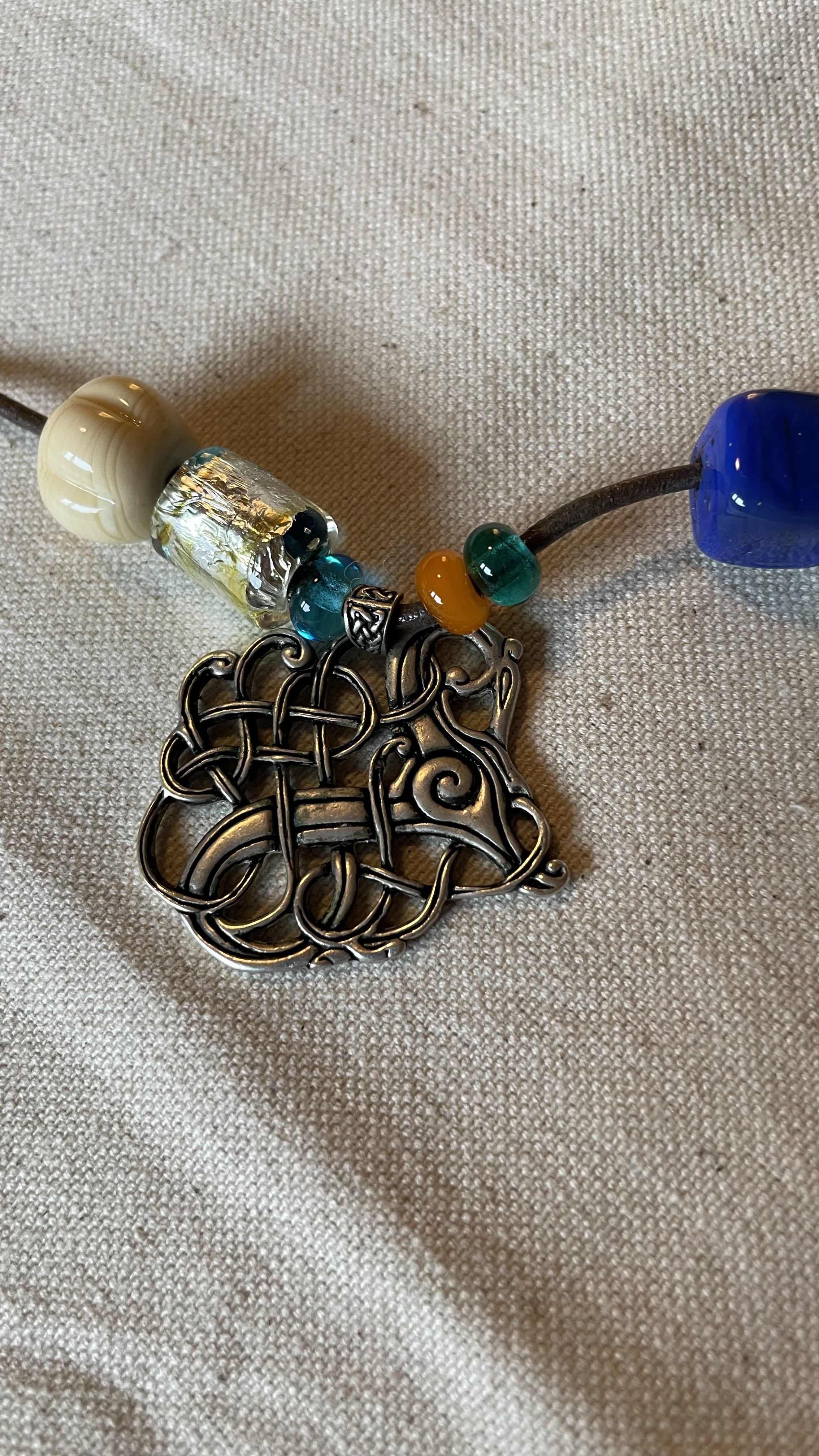 Borre-Knoten-Anhänger an Lederband mit Glasperlen (Stilkopie)