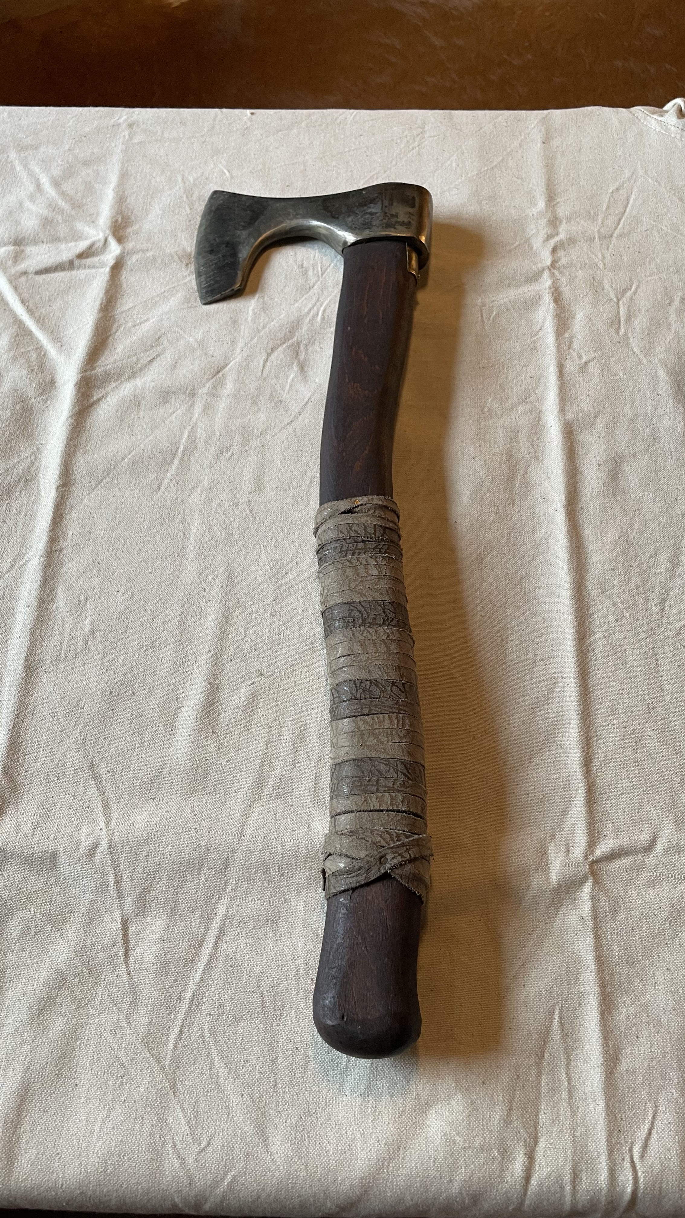 Bärtige Axt mit lederumwickeltem Stiel (Stilkopie)
