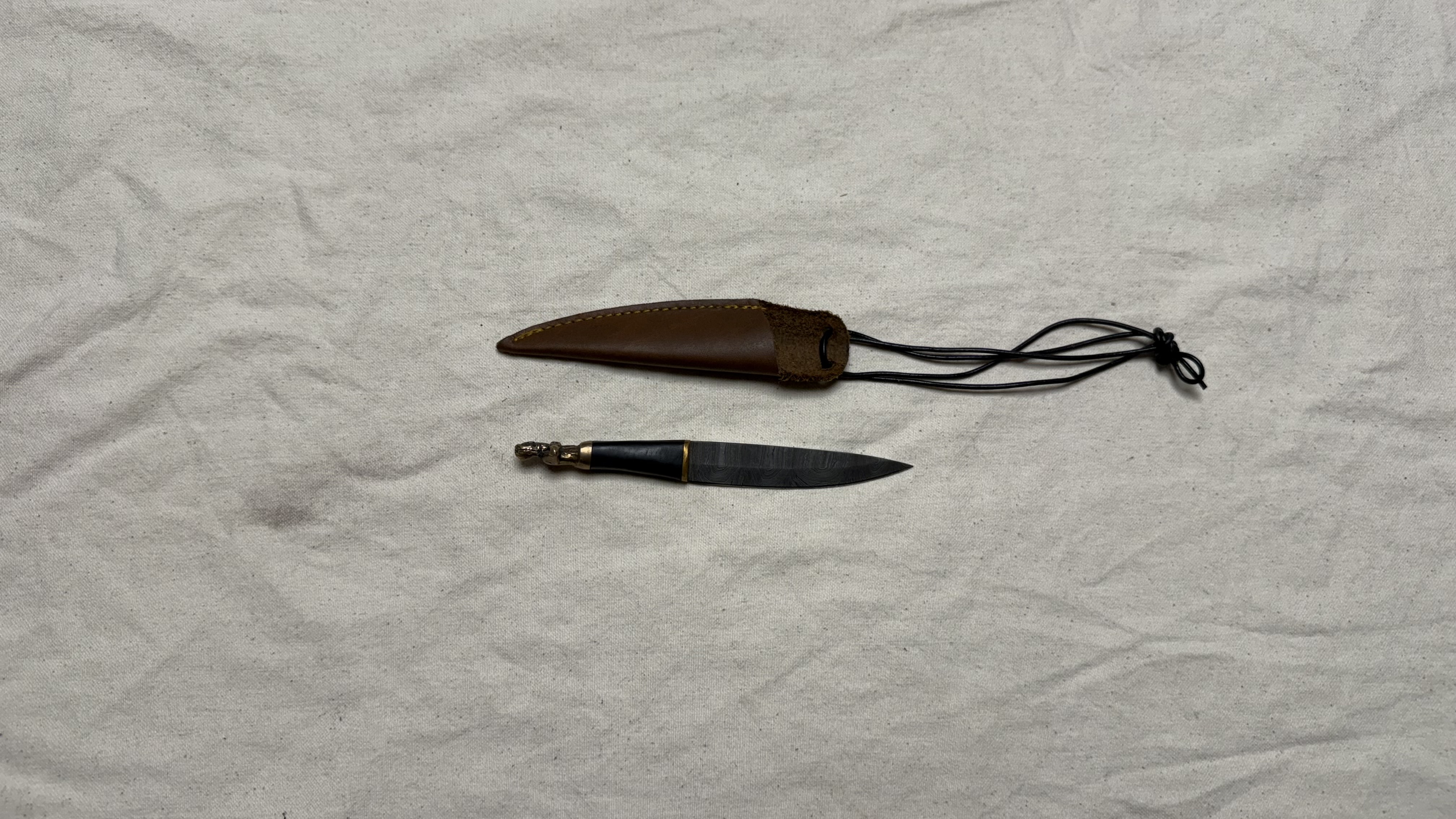 Messer mit figürlichem Knauf und Lederscheide (Stilkopie)