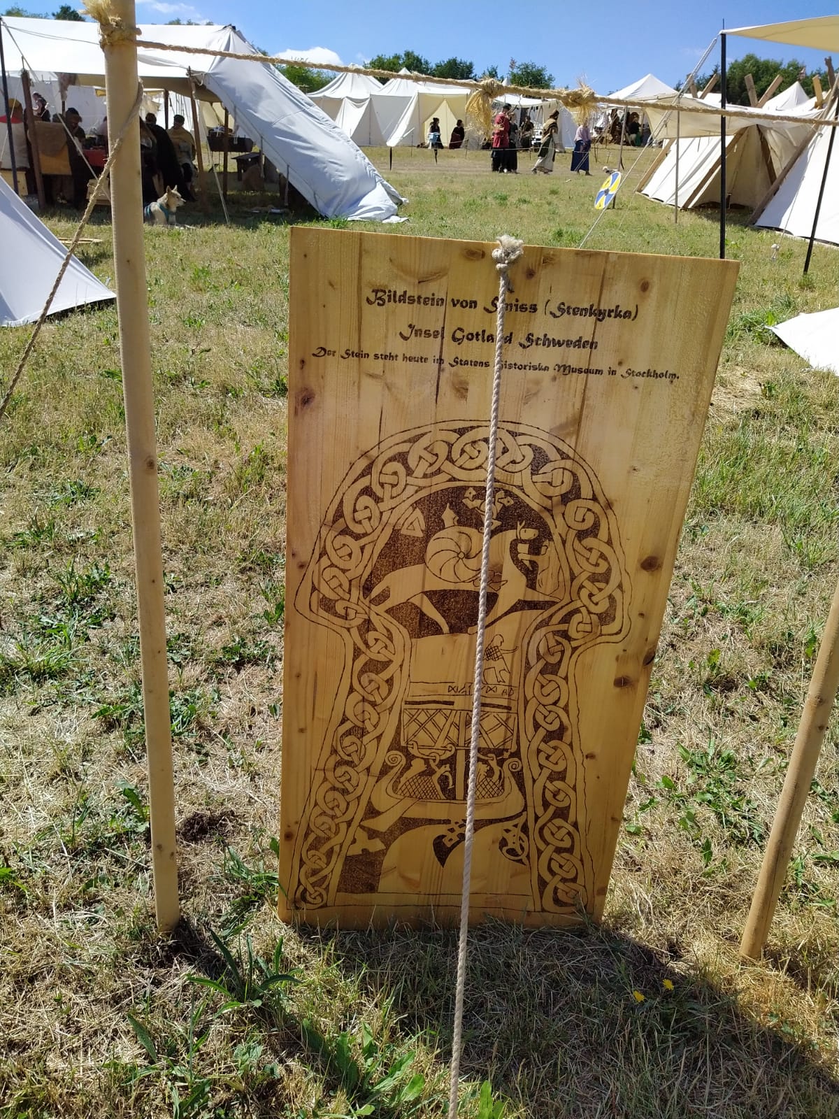 Am Eingang grüßt der „Runenstein": unsere Bildstein-Tafel (Stenkyrka Smiss I) im Lager aufgebaut