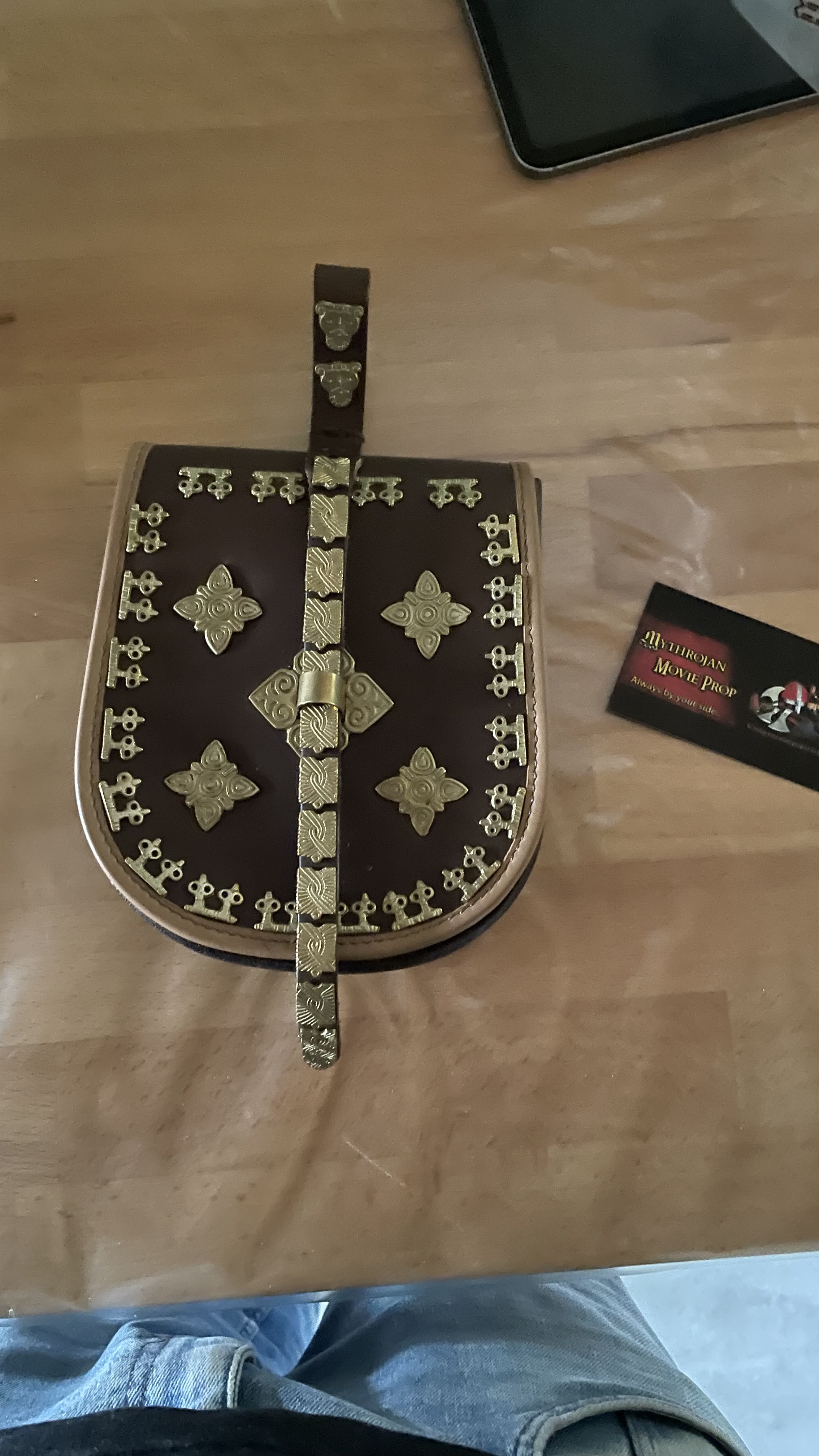Birka-Gürteltasche mit Messingbeschlägen — Typ belegt durch den Tarsoly von Röstahammaren