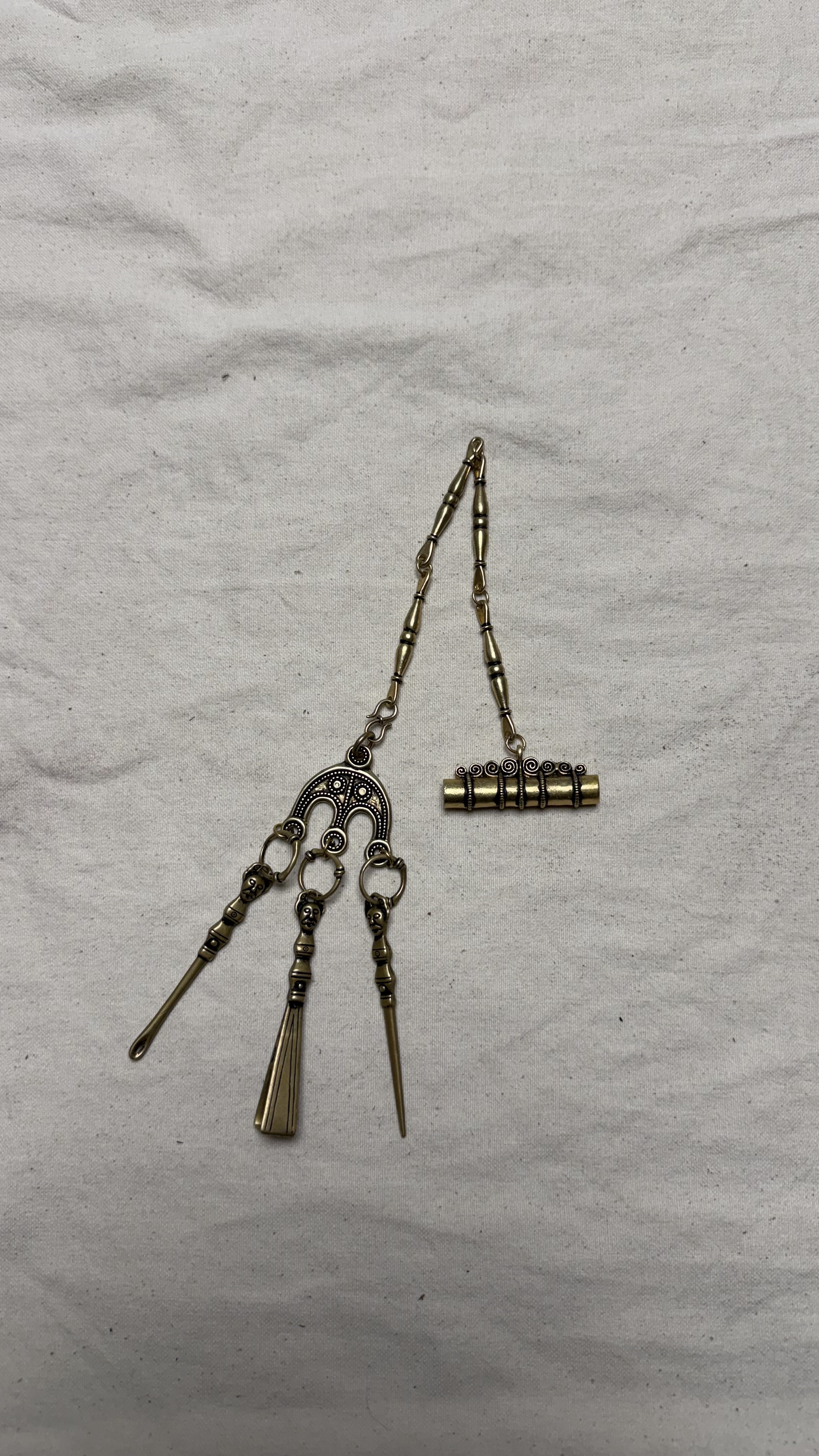 Chatelaine mit Bogenbeschlag und drei Pflegegeräten