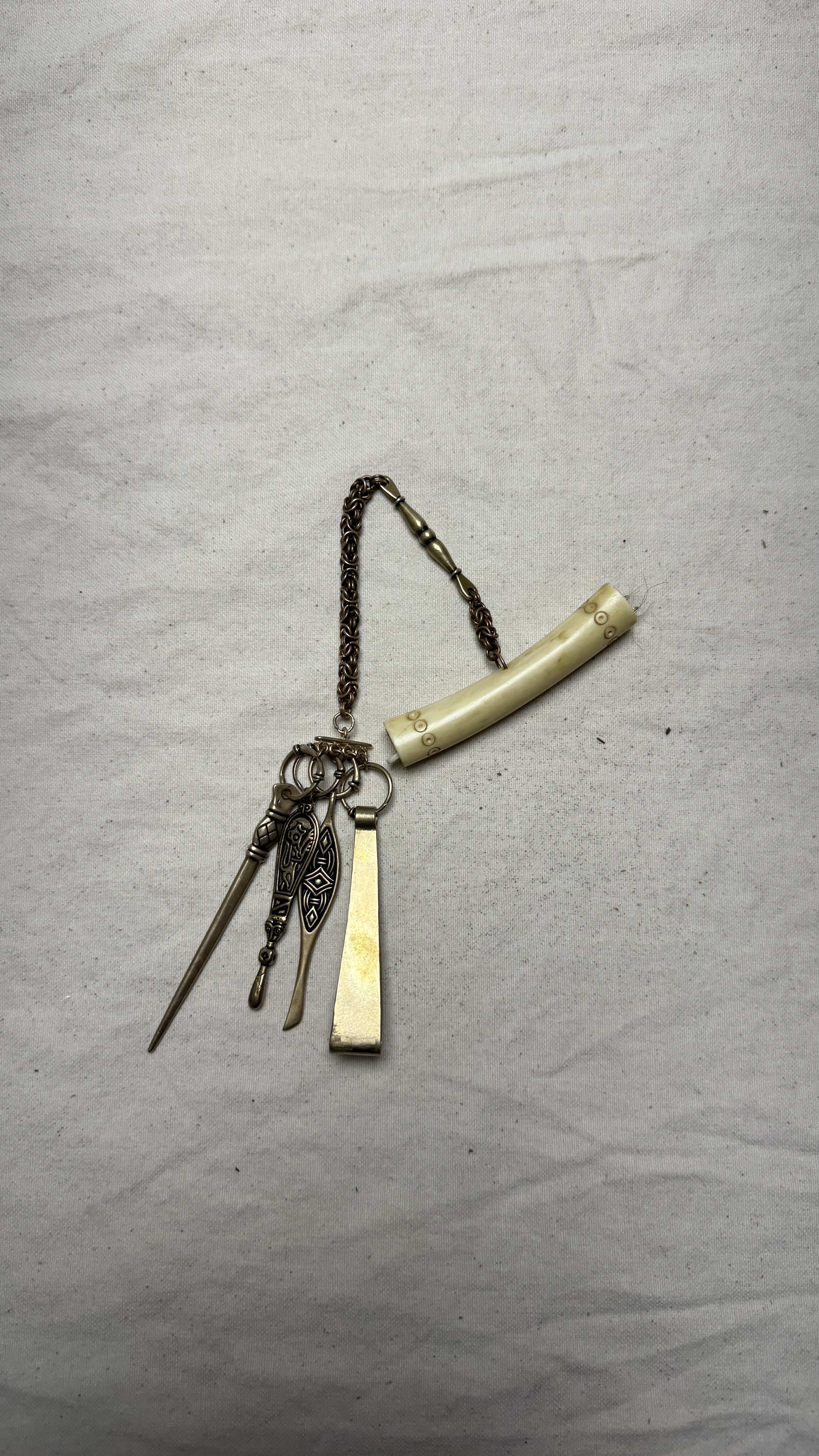 Chatelaine mit Pfriem und Hornanhänger