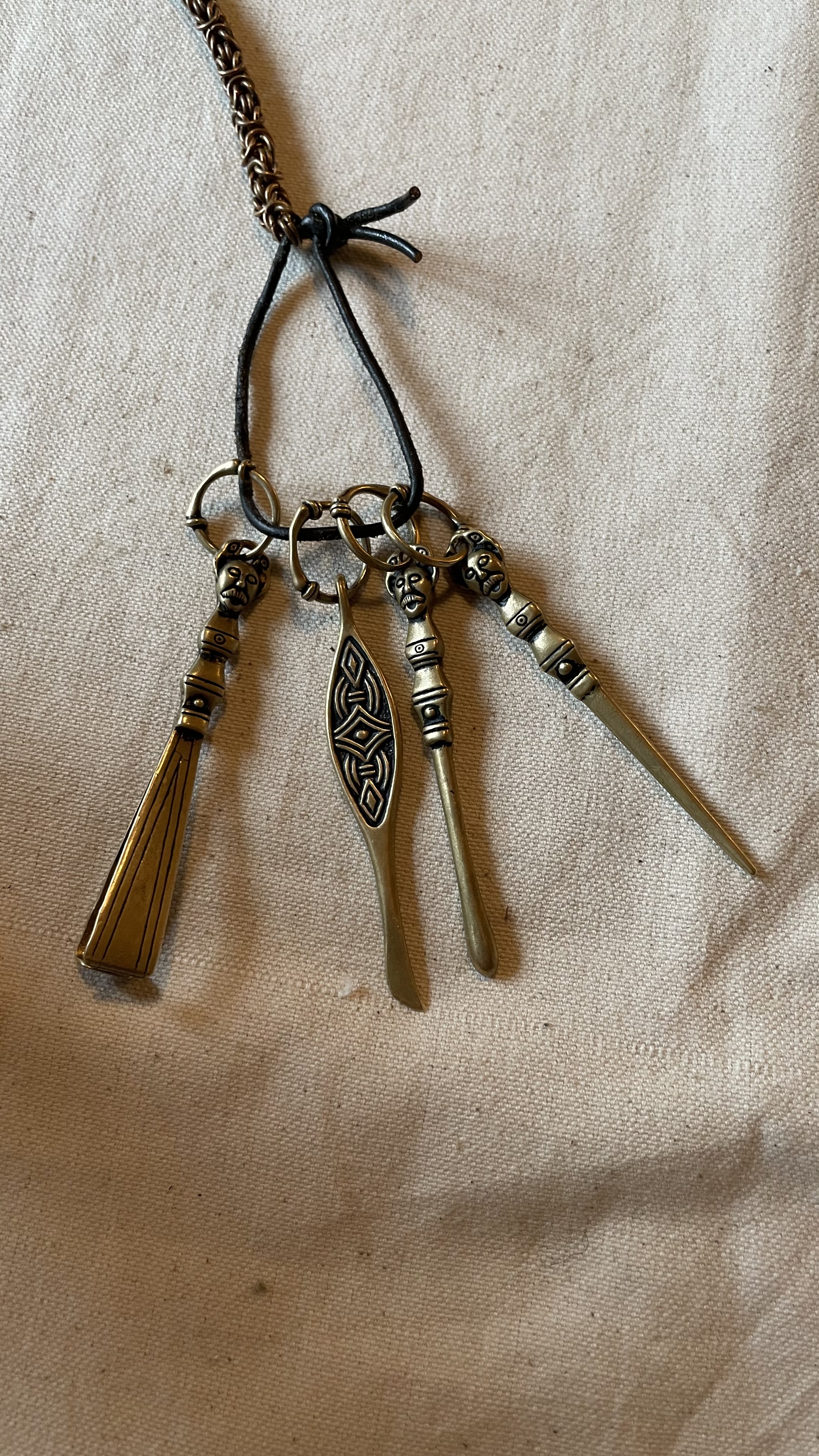 Chatelaine mit vier Anhängern