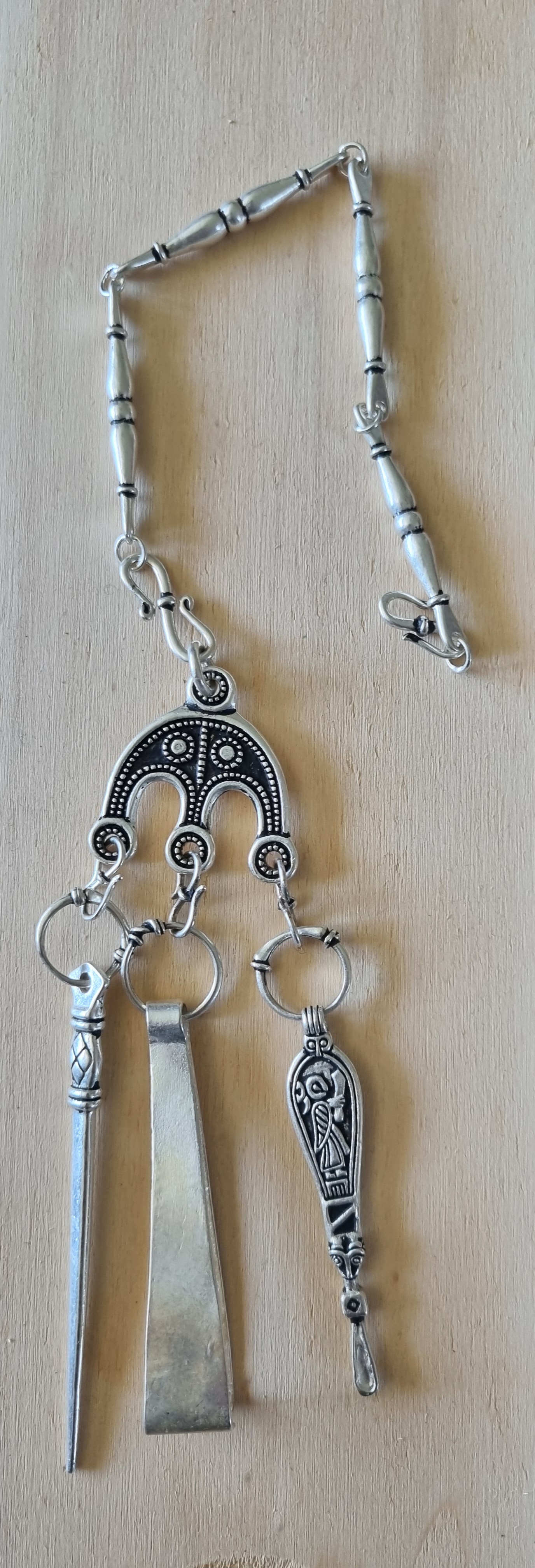 Silberfarbene Chatelaine (Walküre-Variante), komplett