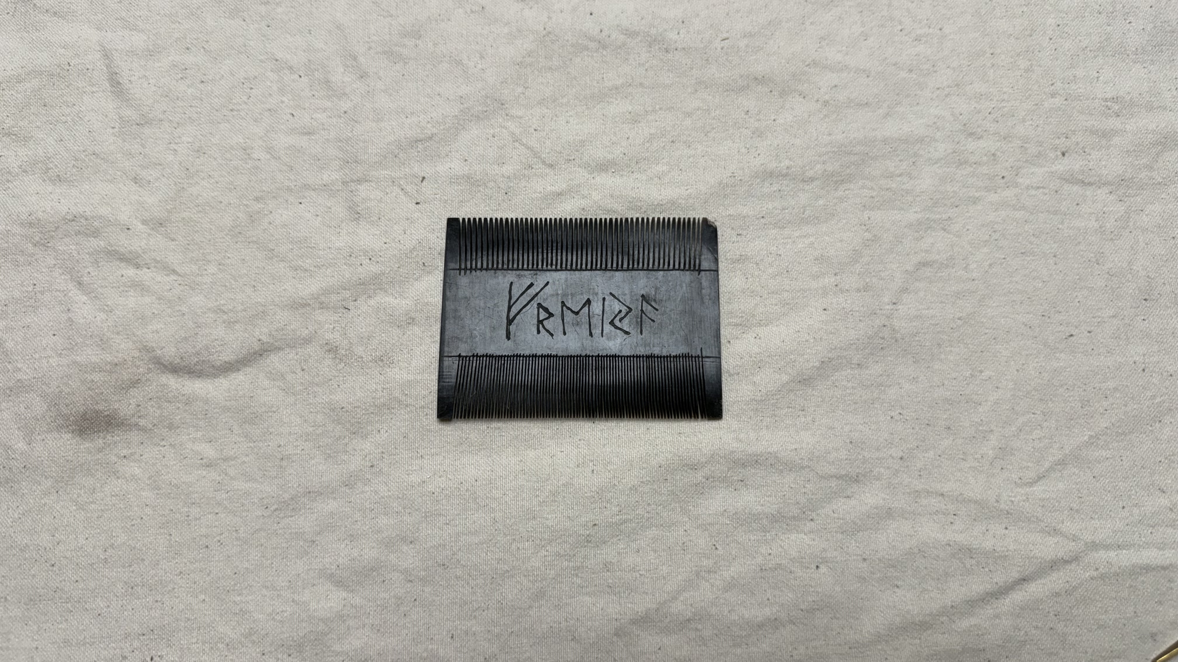 Doppelreihenkamm mit Runeninschrift (Stilkopie)