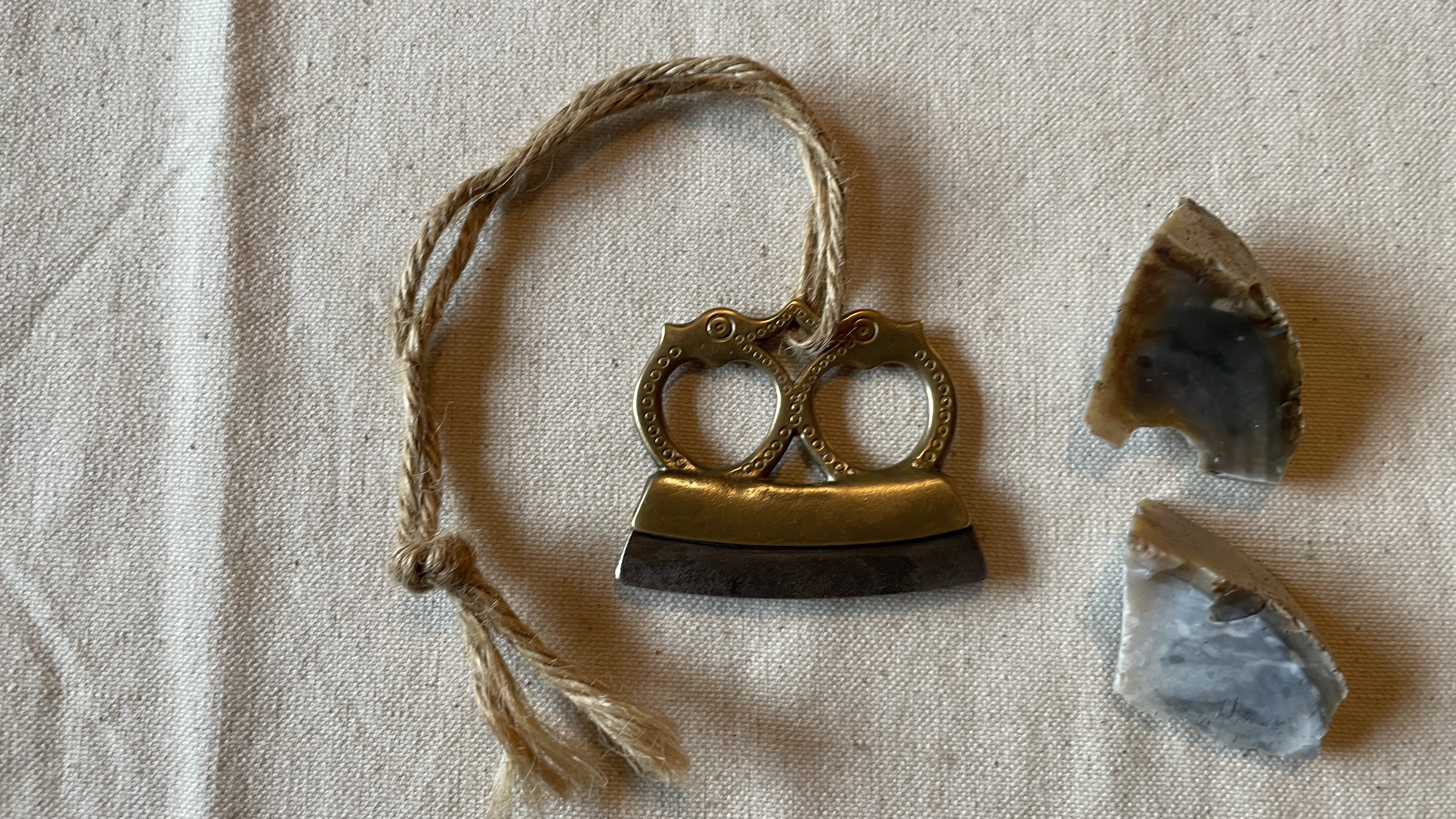 Feuereisen (Bj 644-Typ), Achterform mit Tierkopf-Enden, mit Feuersteinen — Rekonstruktion nach Birka Bj 644