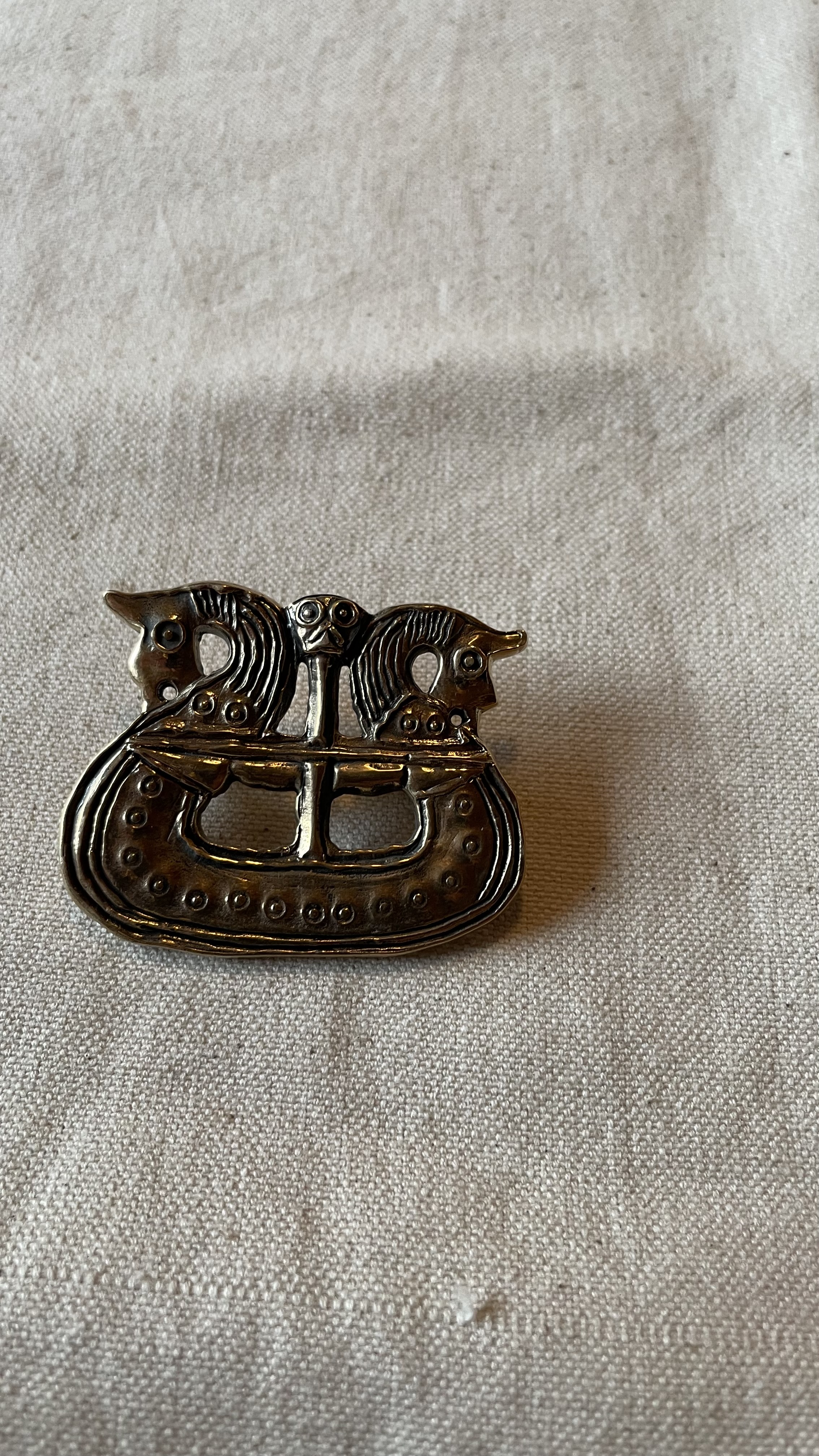 Drachenboot-Fibel mit zwei Tierkopf-Steven