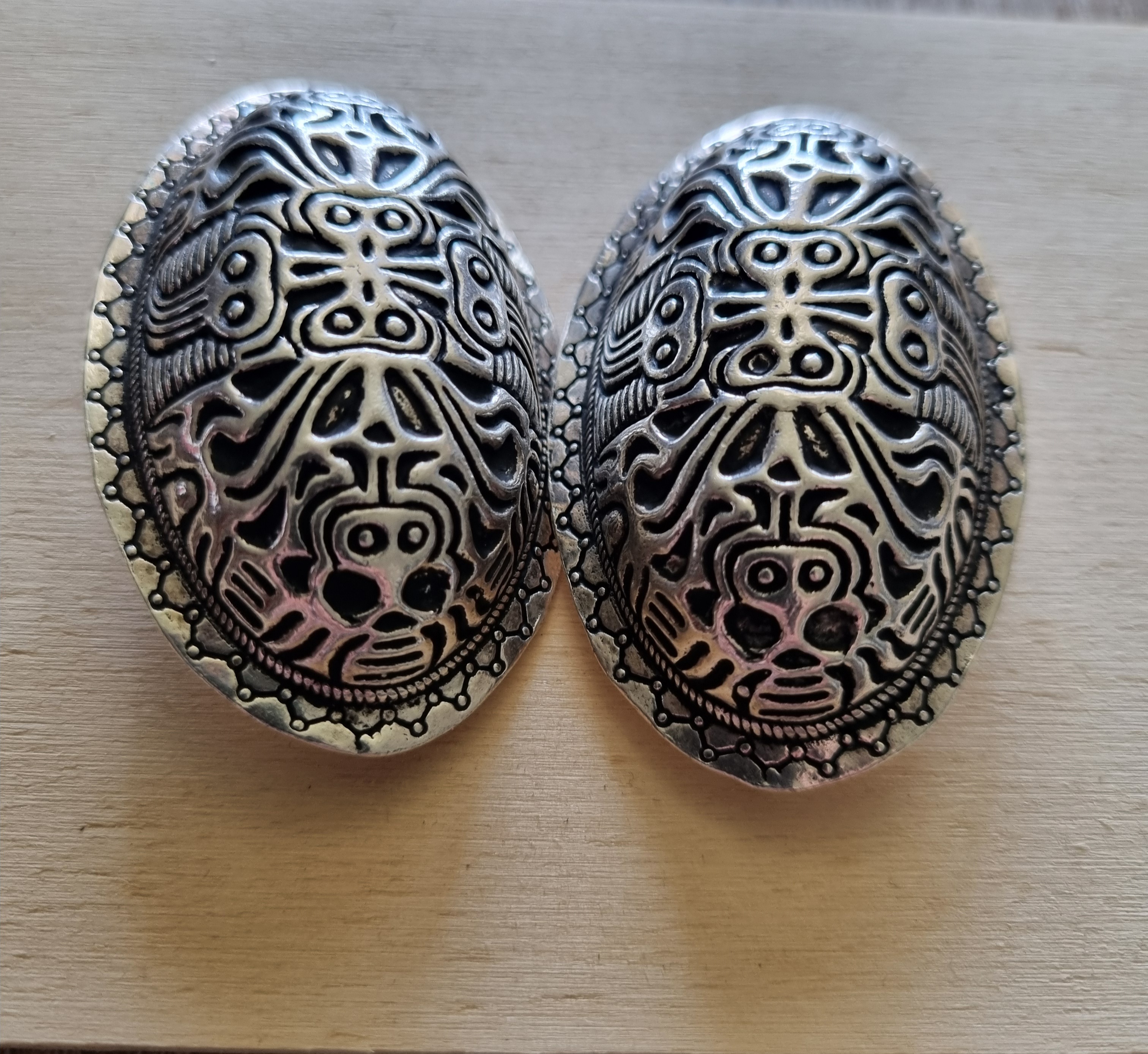 Ovalfibel-Paar mit Borre-Tierornamentik