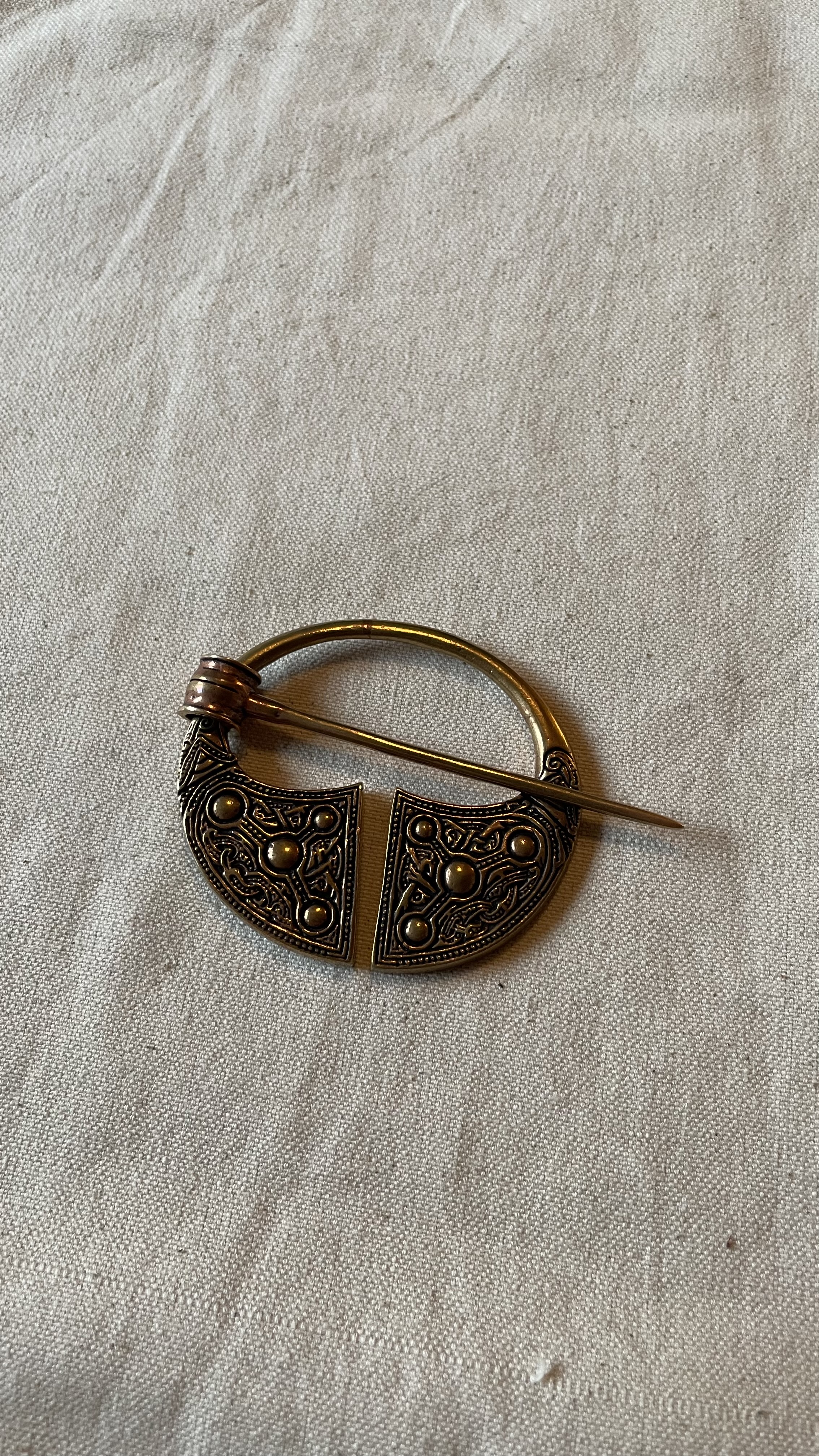 Pseudo-penannulare Fibel mit Halbmond-Endplatten