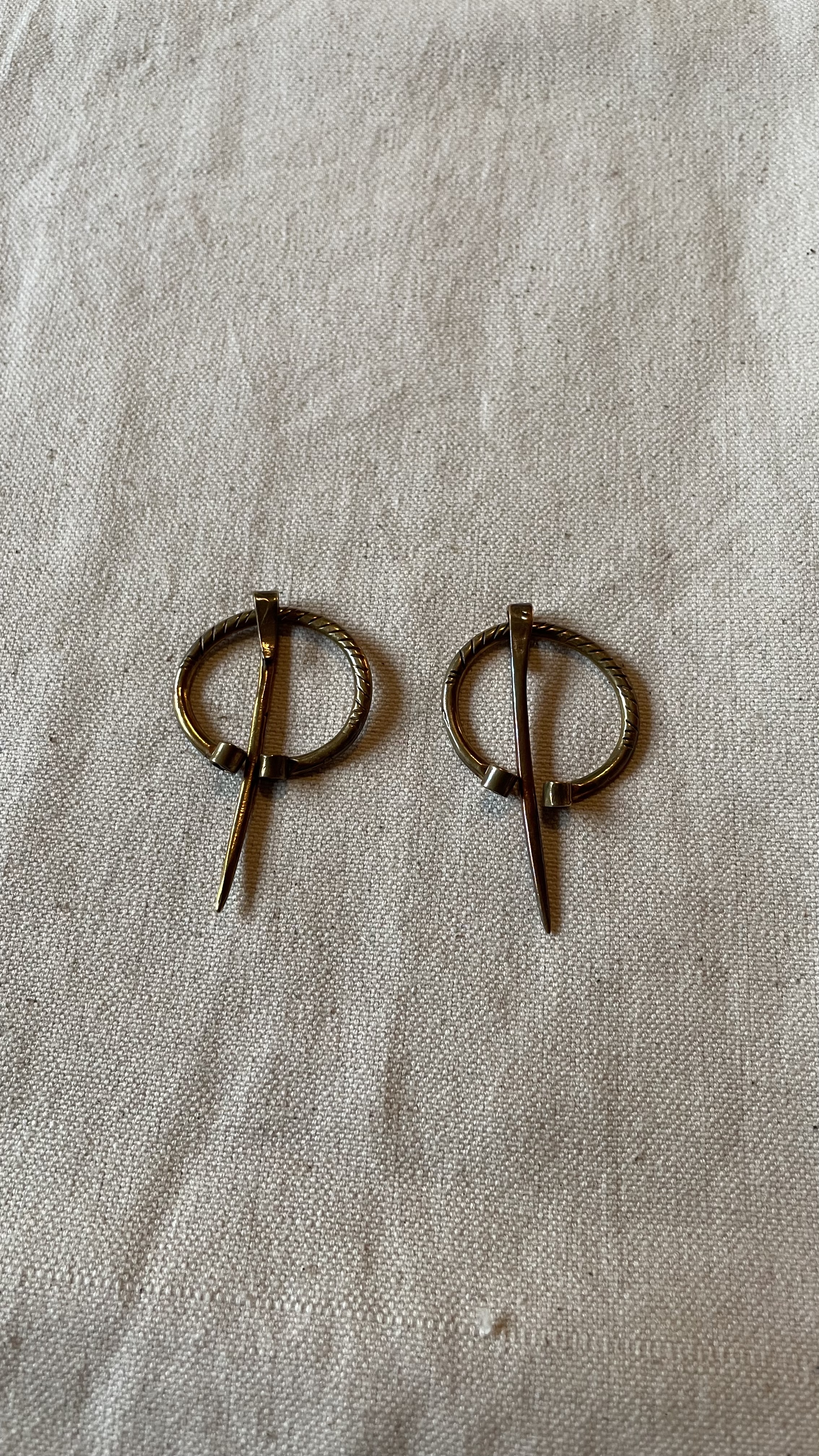 Goldfarbenes Ringfibel-Paar