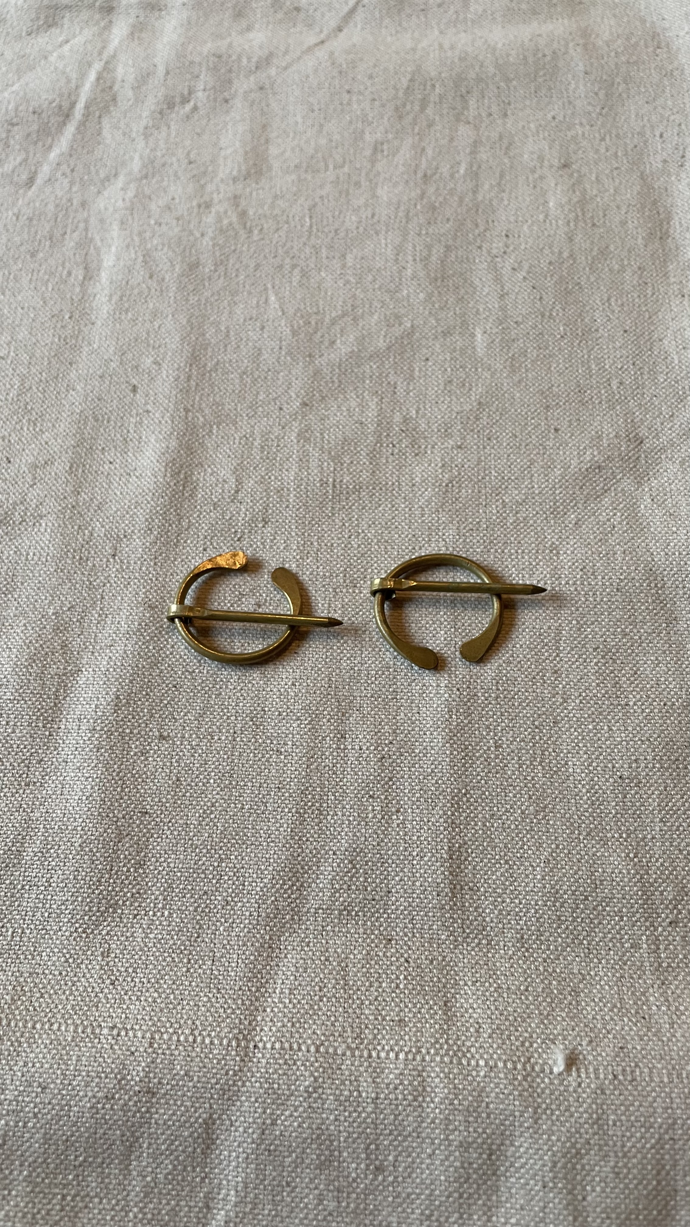 Goldfarbenes Ringfibel-Paar, offene Form