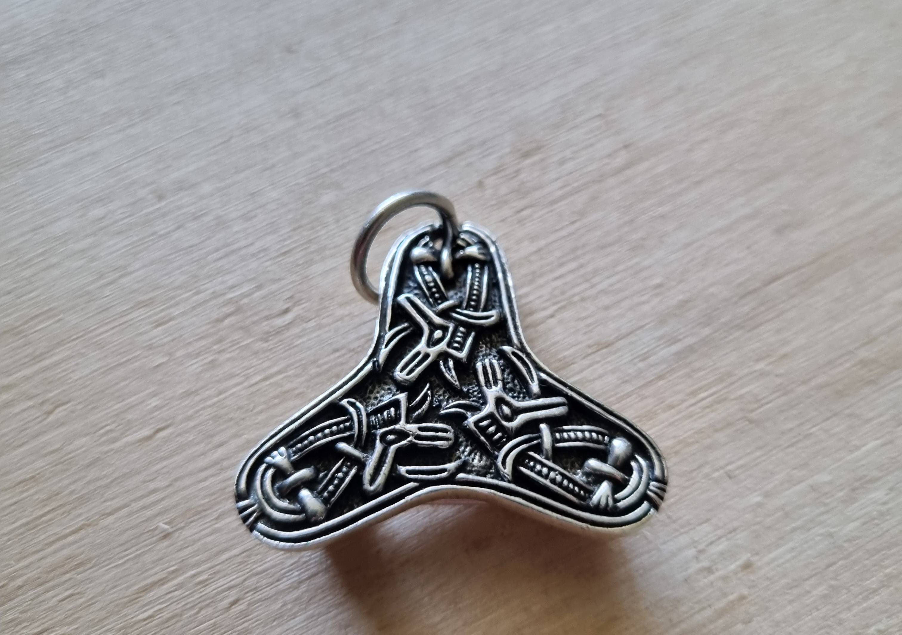 Trefoil-/Kleeblattfibel mit Borre-Ornamentik