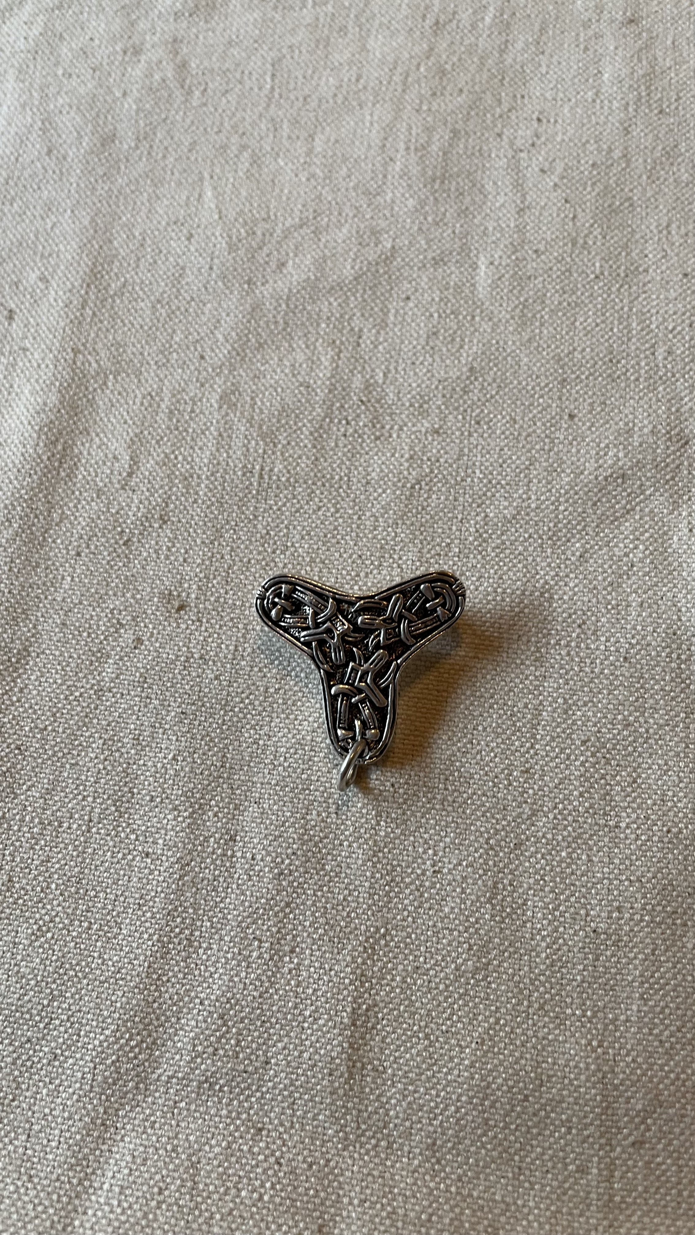 Kleine Trefoilfibel mit Bandgeflecht