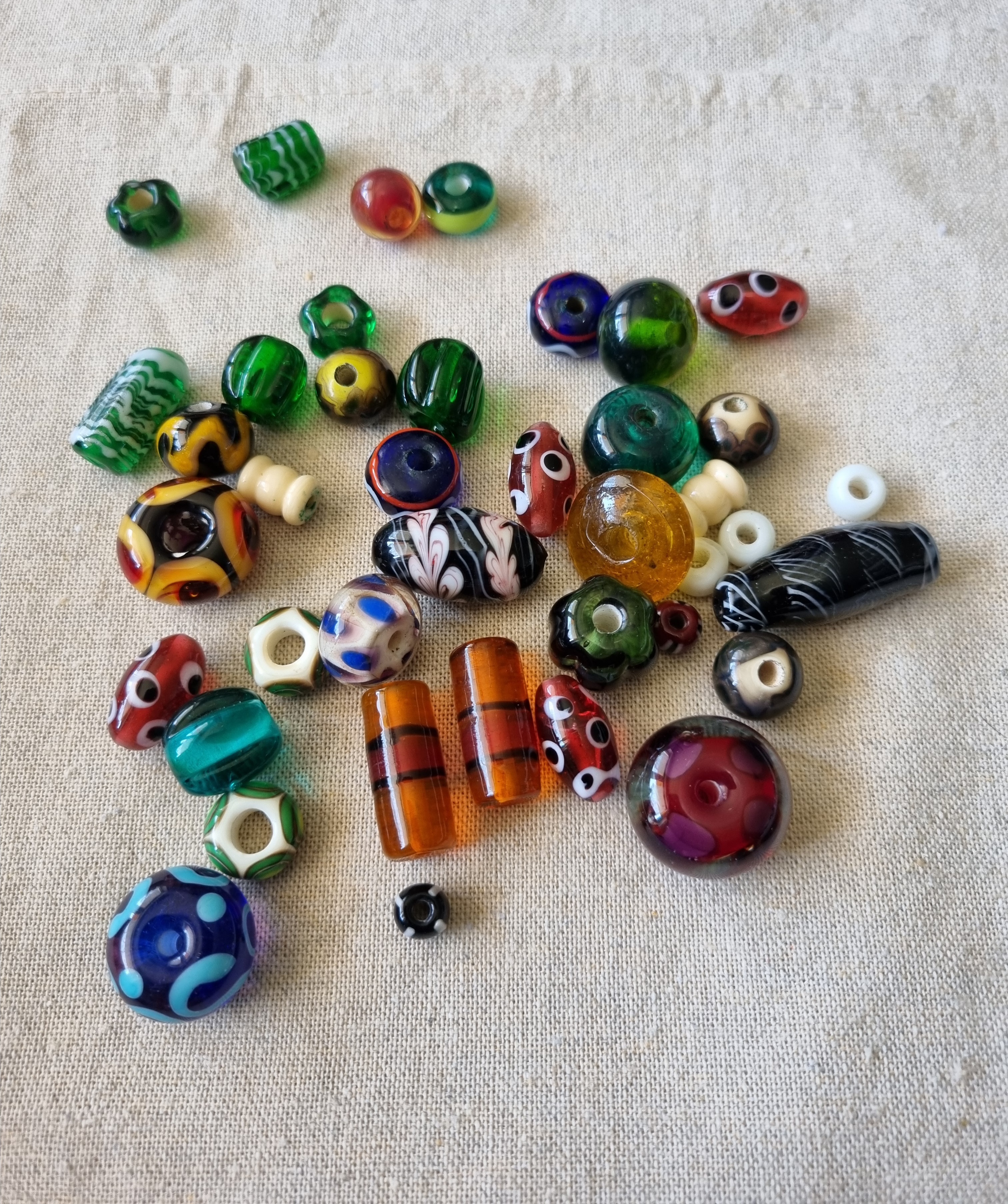 Sammlung loser Glasperlen verschiedener Farben und Muster (Tauschgut unserer Handelsausstattung)