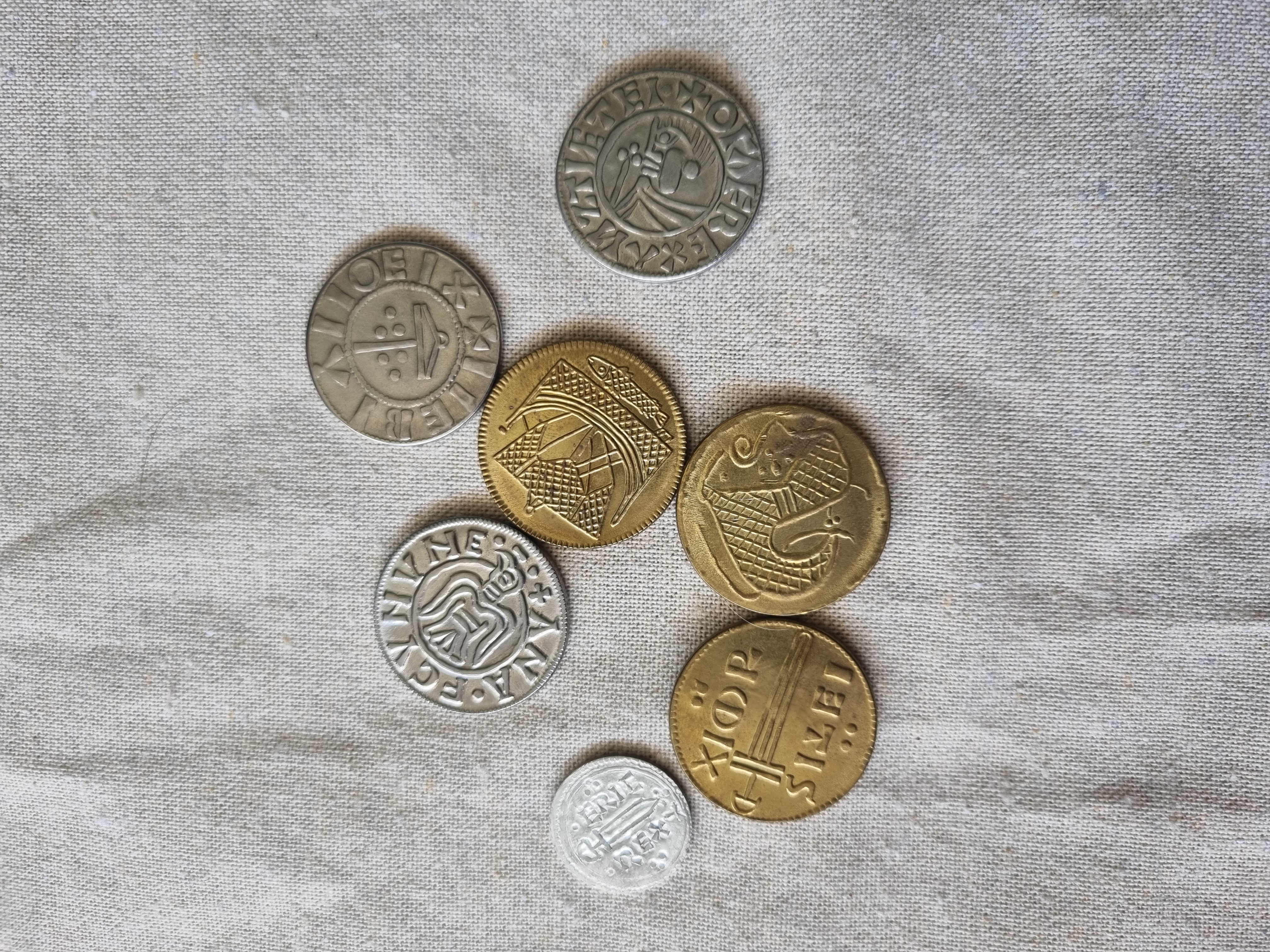 Sieben geprägte Münzen (Stilkopien)