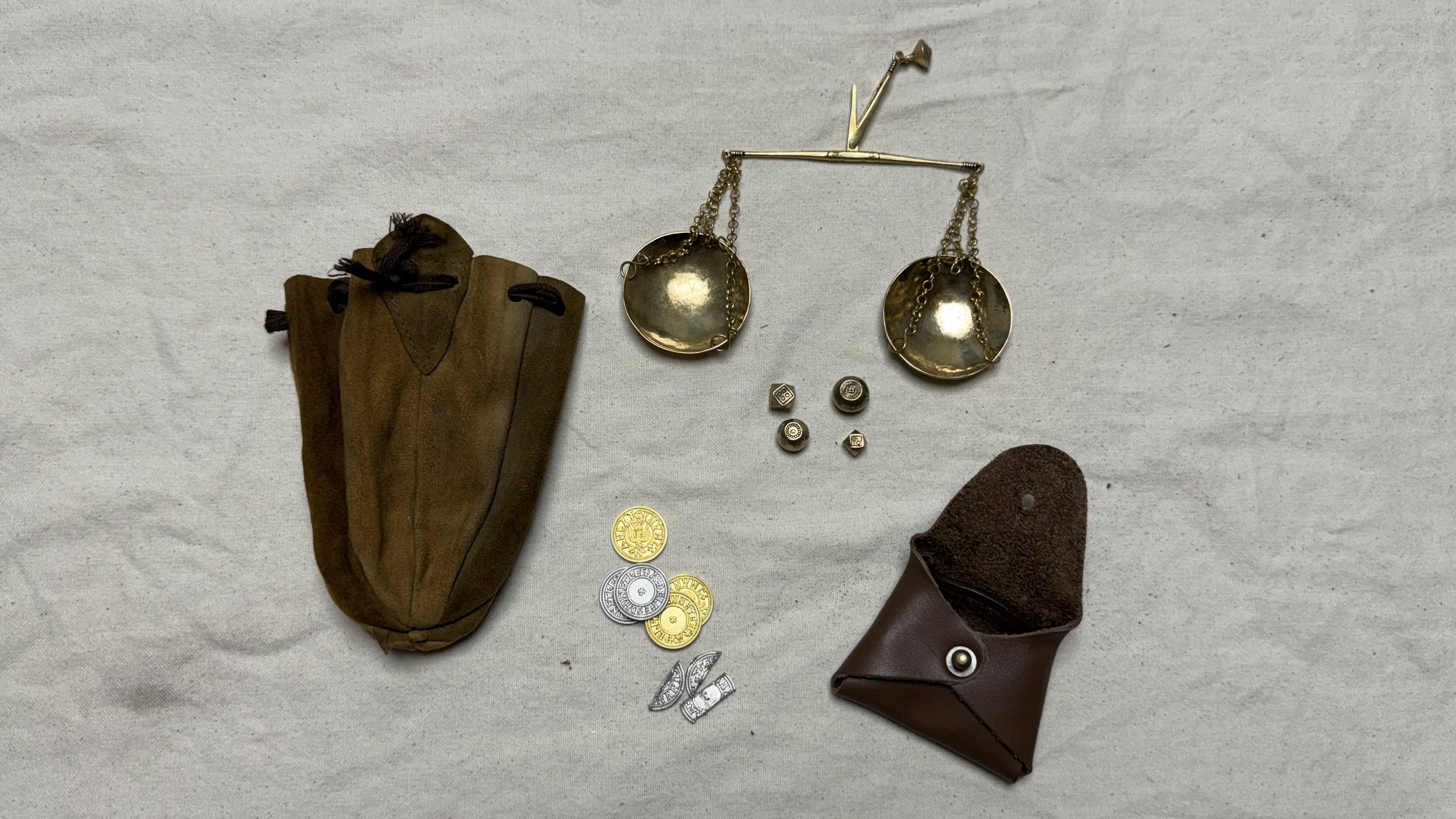 Übersicht: Waage, Gewichte, Münzen und Beutel