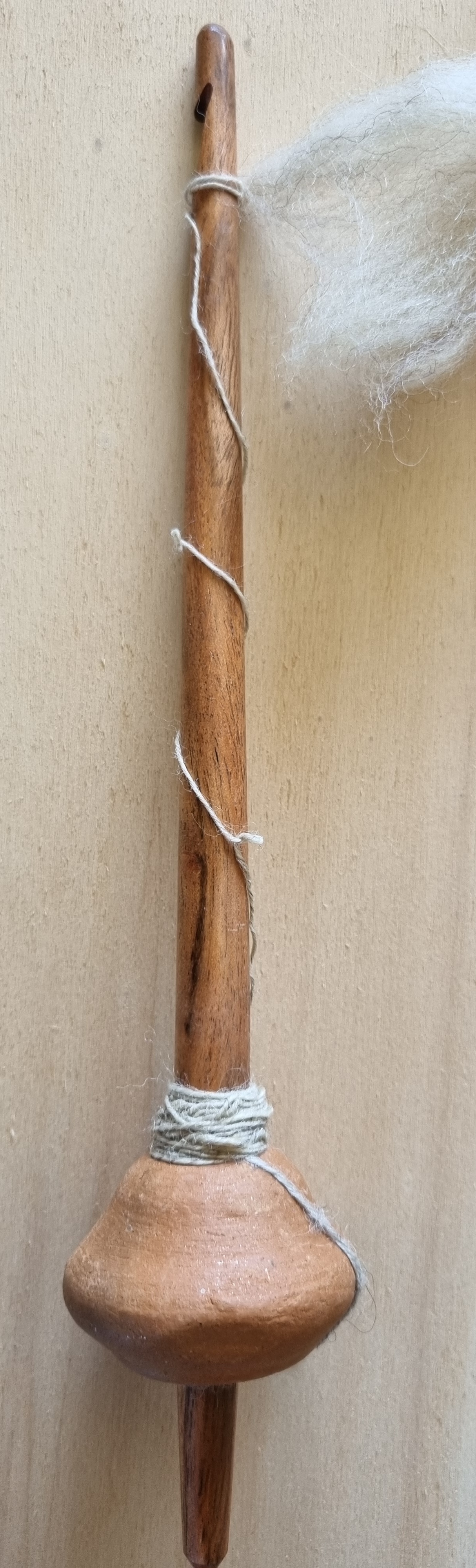 Handspindel mit Tonwirtel und Wolle