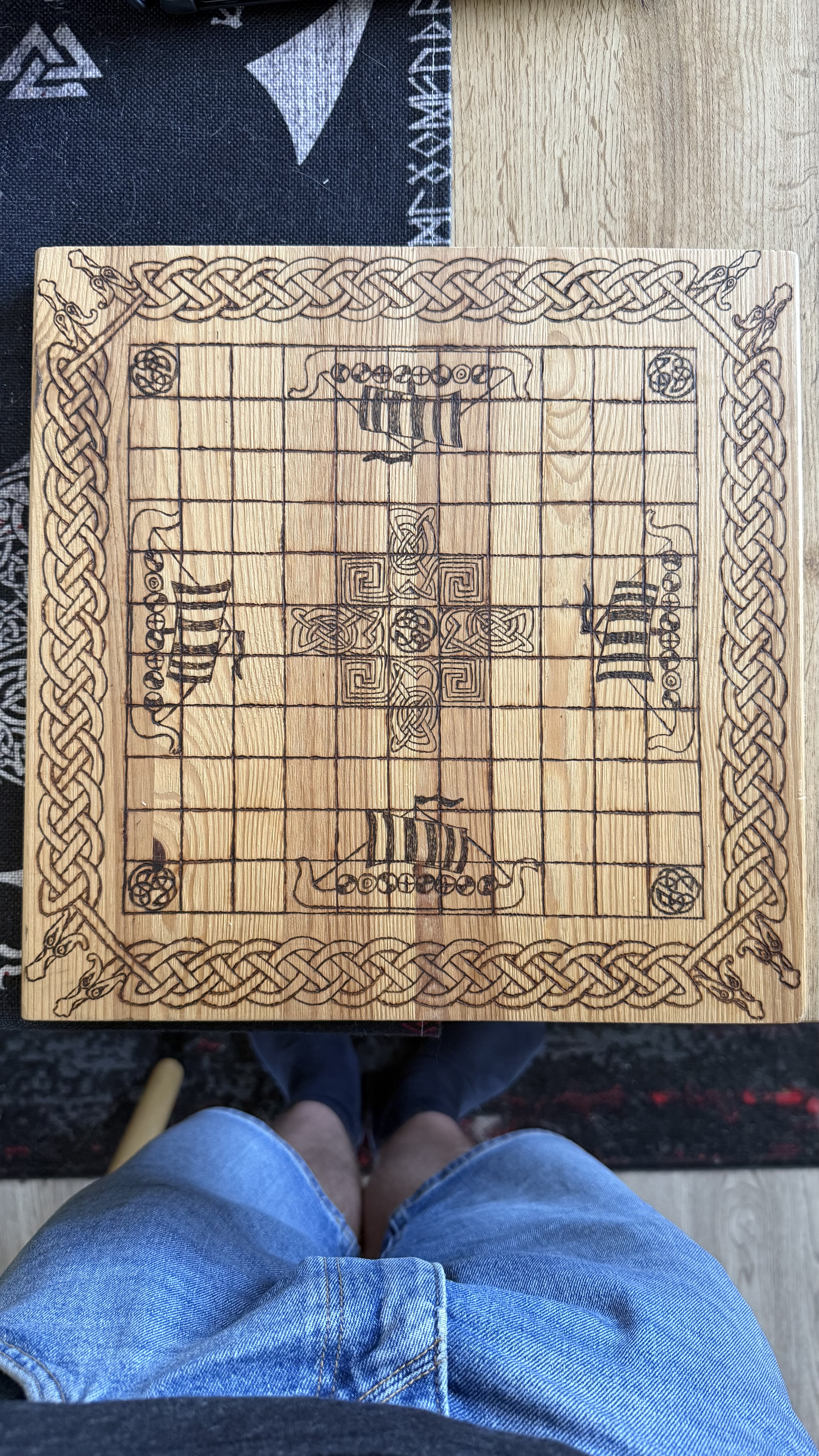 Hnefatafl-Spielbrett mit Brandmalerei (Stilkopie)