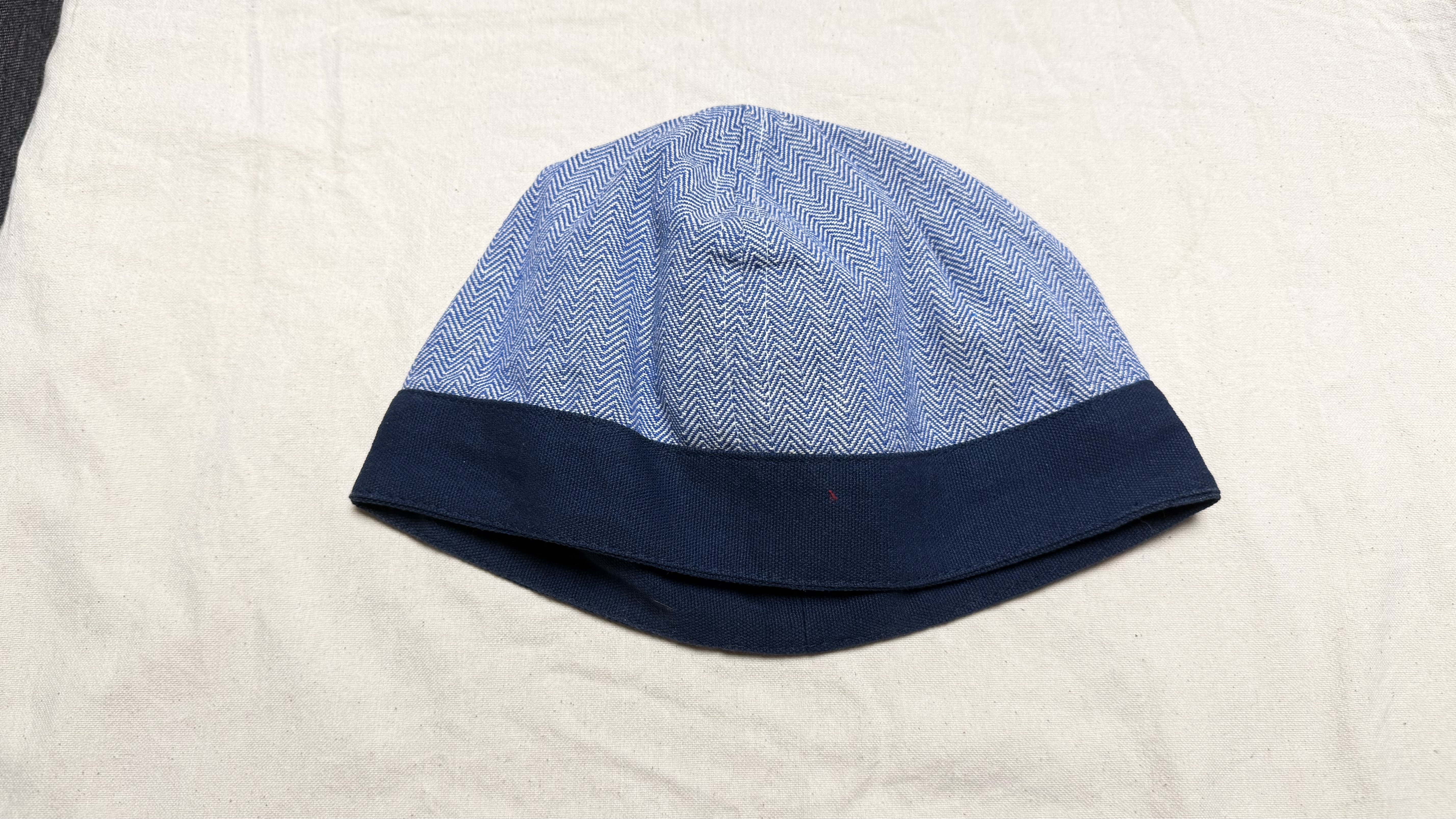 Blaue Kappe mit eingewebtem Fischgrätmuster (Baumwolle — moderne Adaption)