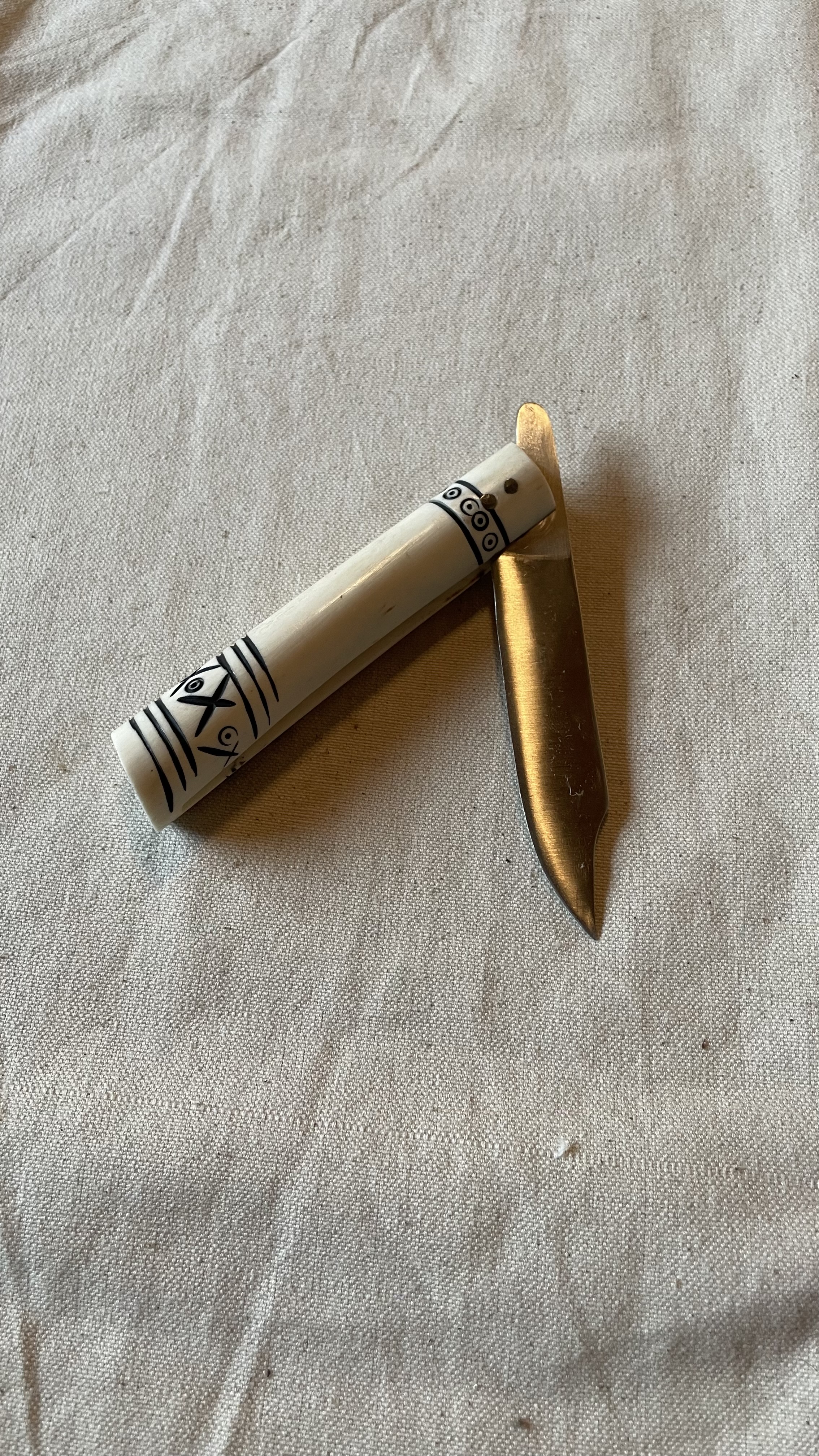 Klappmesser mit graviertem Knochengriff (Stilkopie)