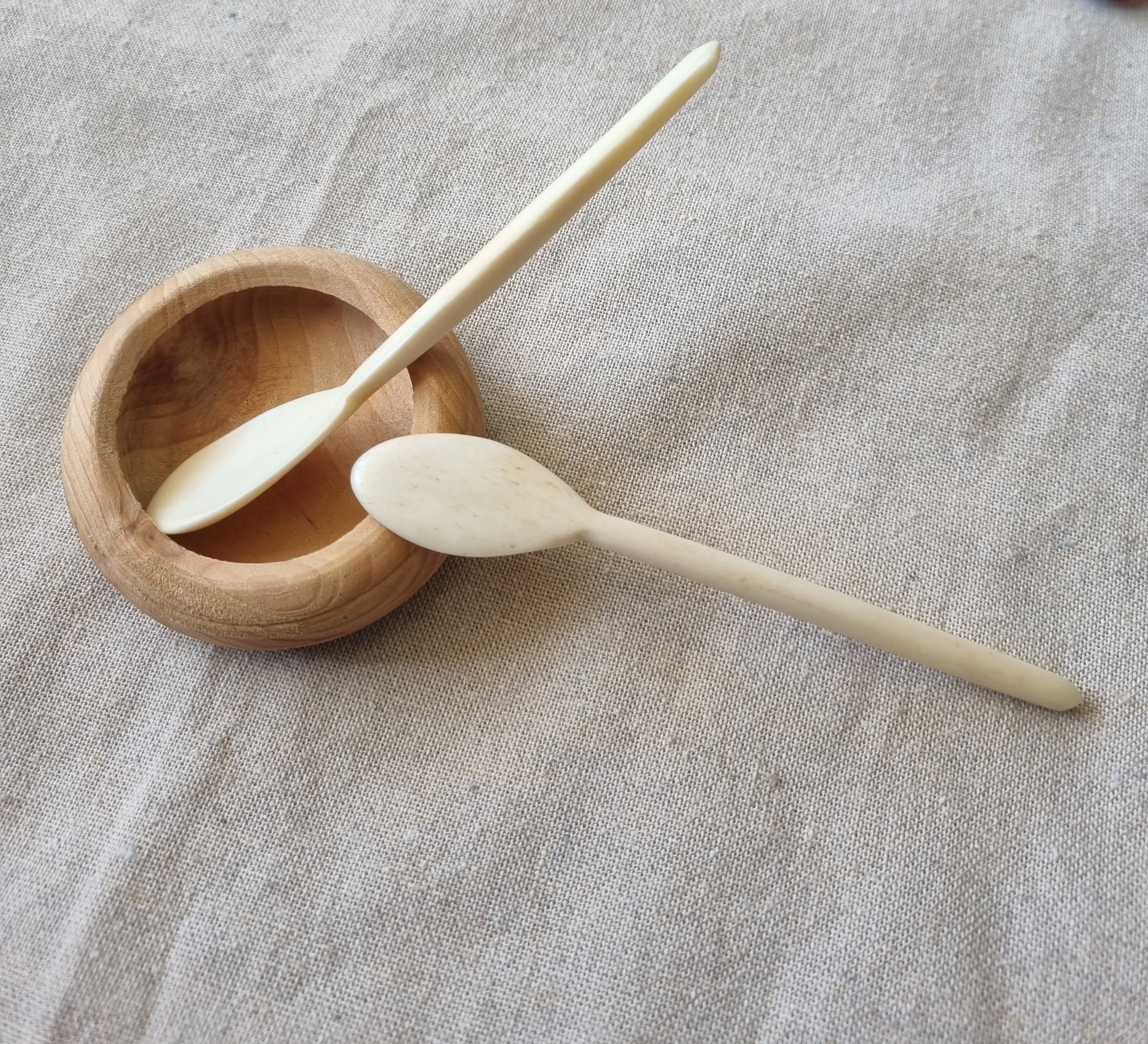 Zwei Löffel in einem Holzschälchen