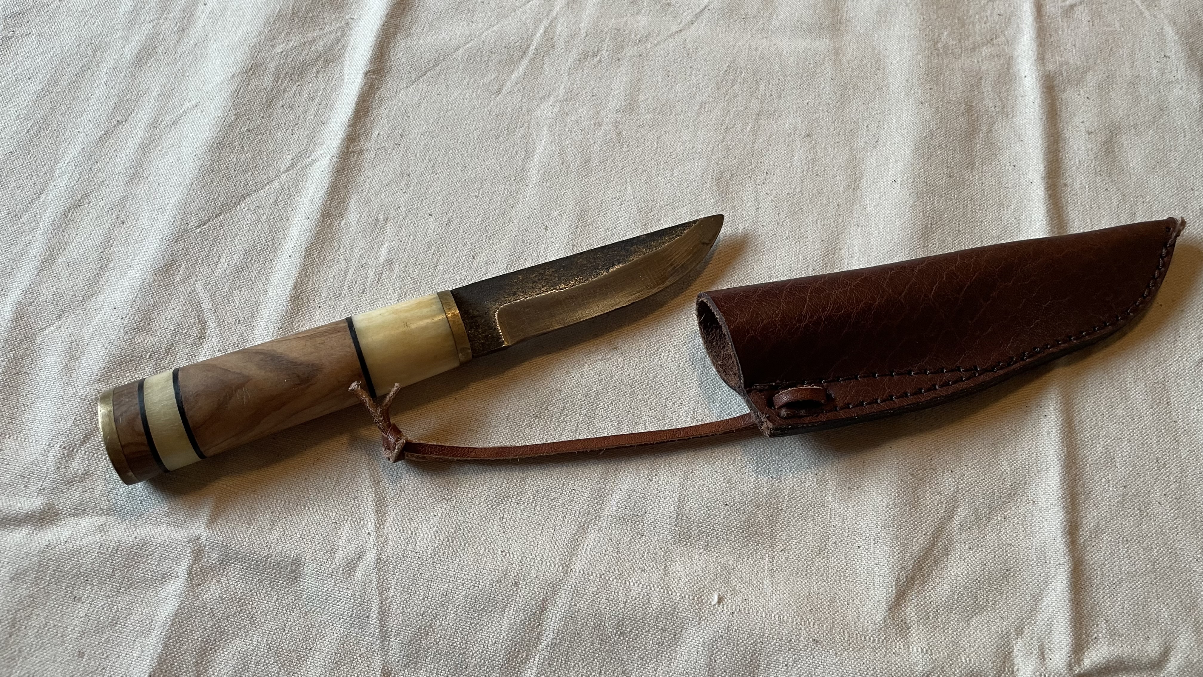 Skandinavisch inspiriertes Gürtelmesser mit Scheide (Stilkopie)
