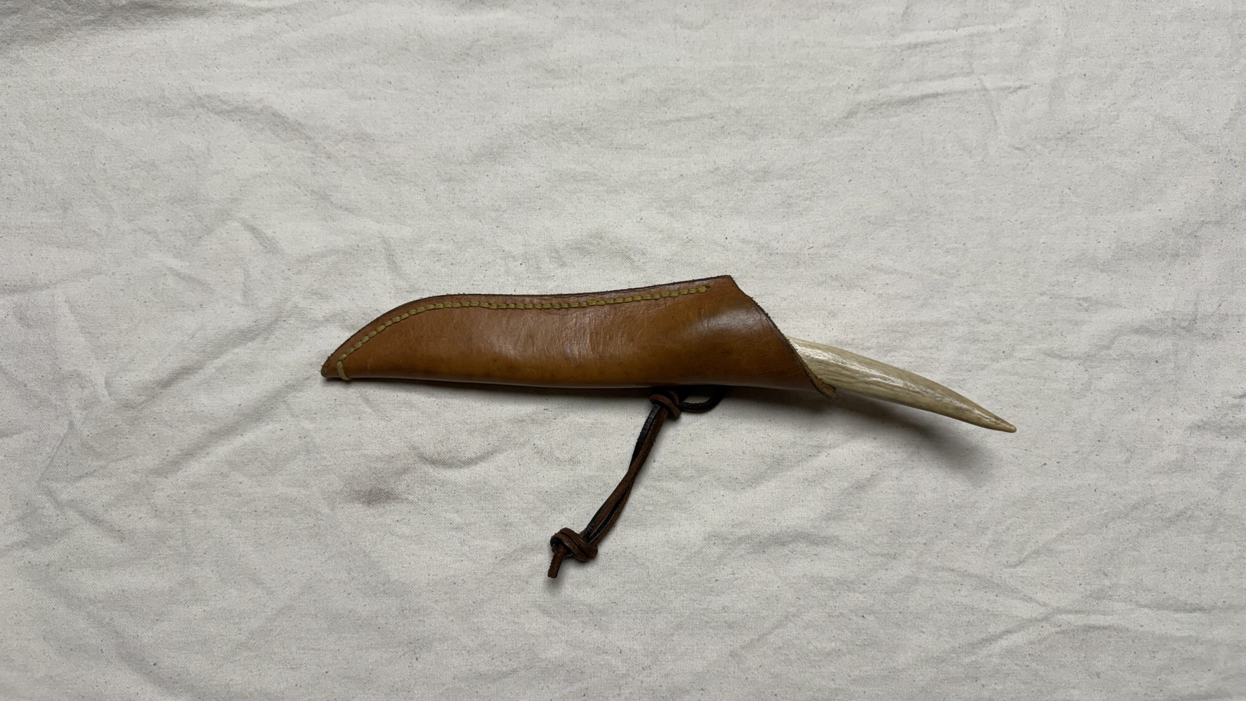Messer mit Geweihgriff in der Lederscheide (Stilkopie)