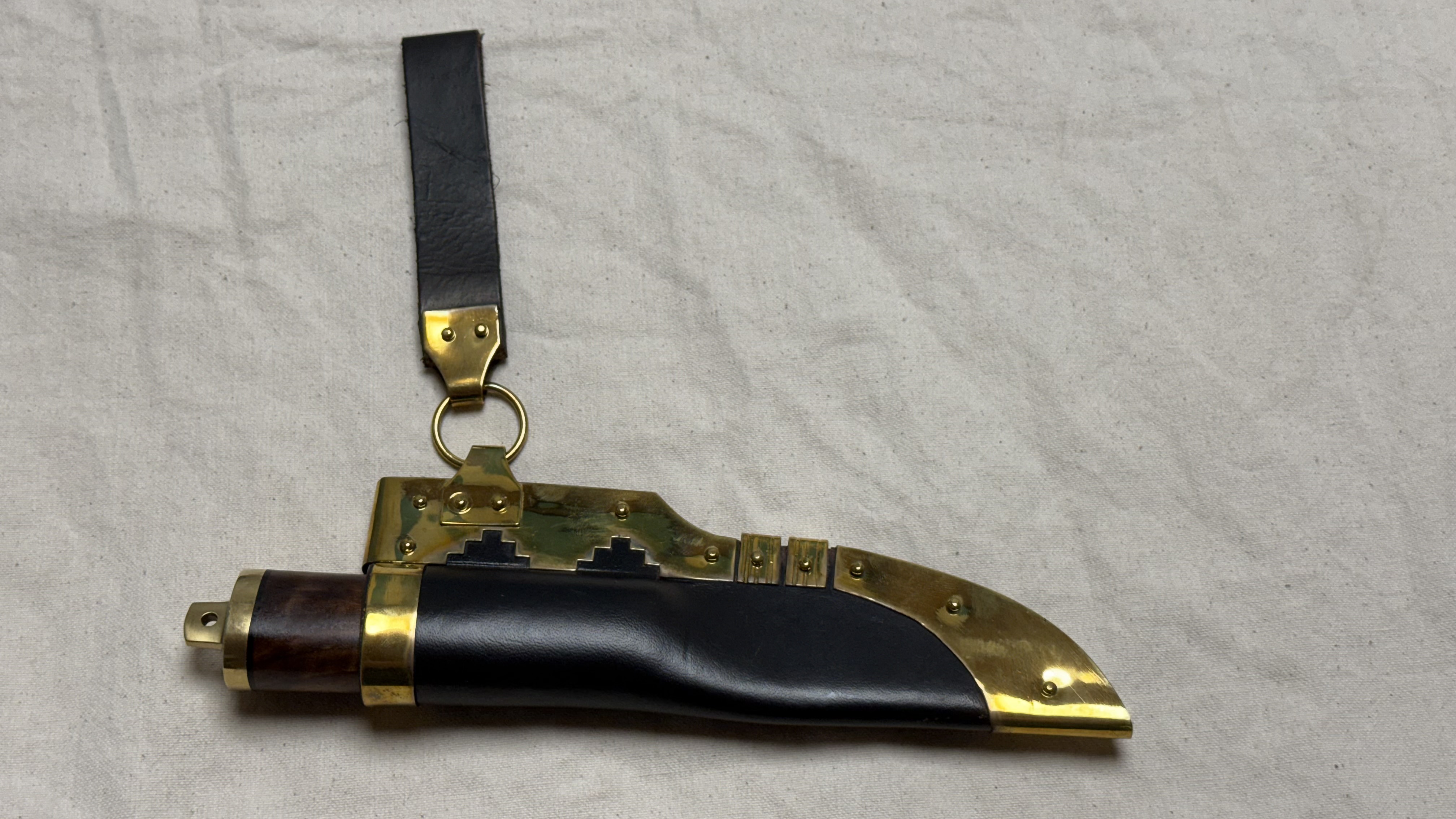 Messer vom Gotland-Typ mit messingbeschlagener Lederscheide (Stilkopie)