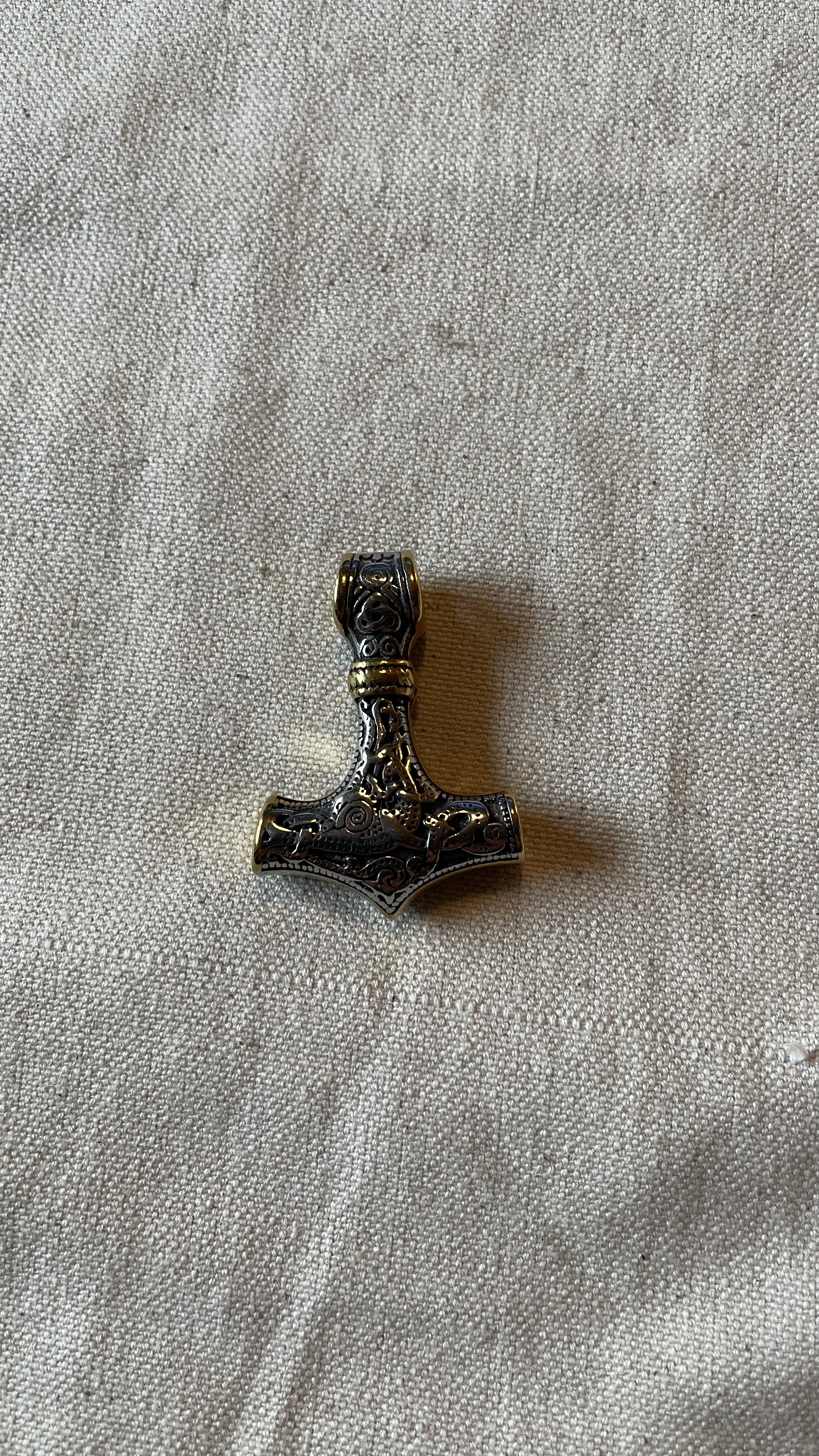 Dunkler Thorshammer mit Flechtrelief und goldfarbenem Ring (Stilkopie)