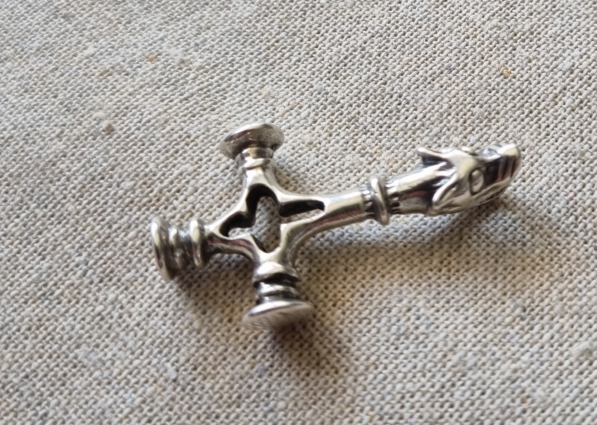 Mjölnir/Thorshammer silbern mit Tierkopfschaft (Stilkopie)