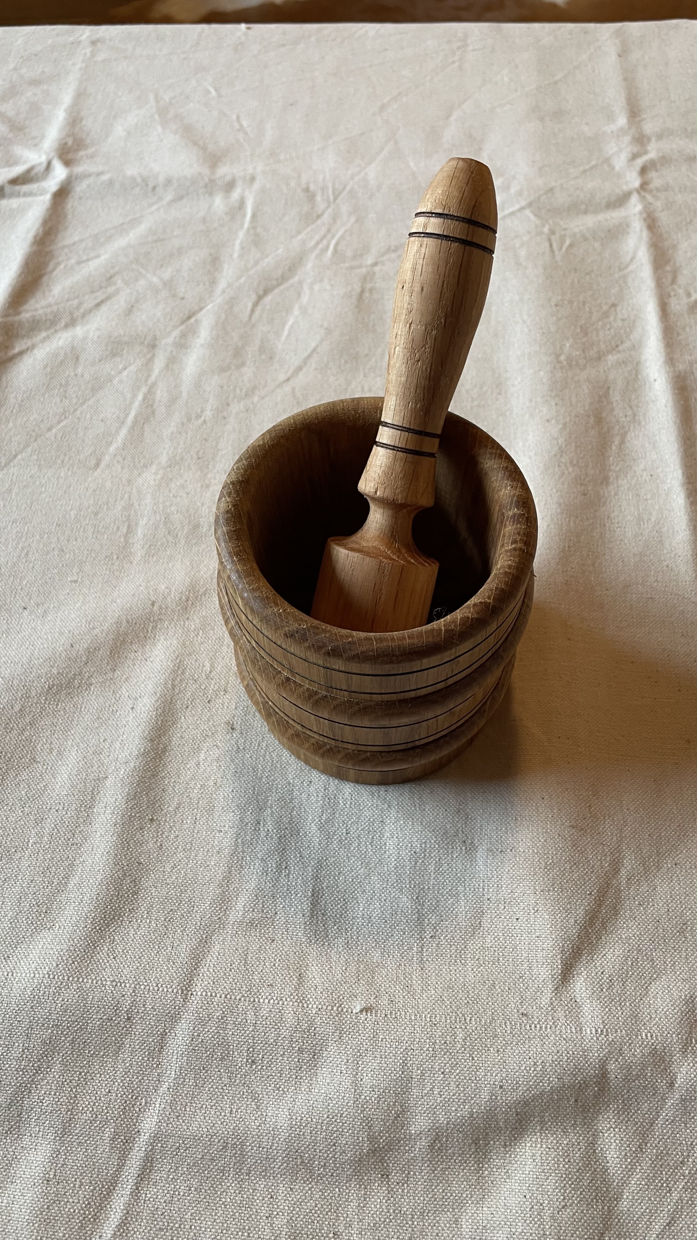 Gedrechselter Holzmörser mit Stößel