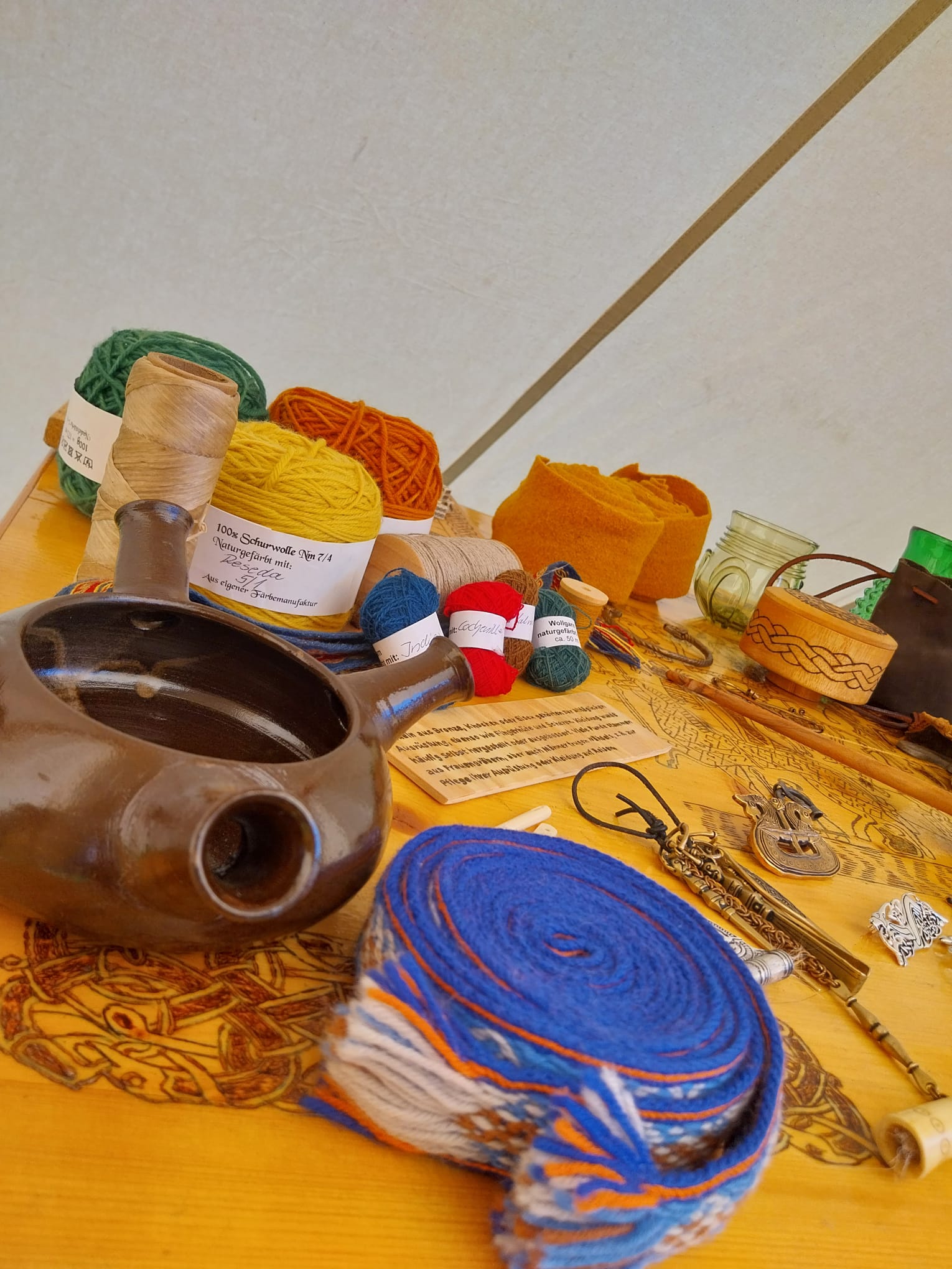 Im Museumszelt: Garn, Borten, Keramik und Fibeln im Detail