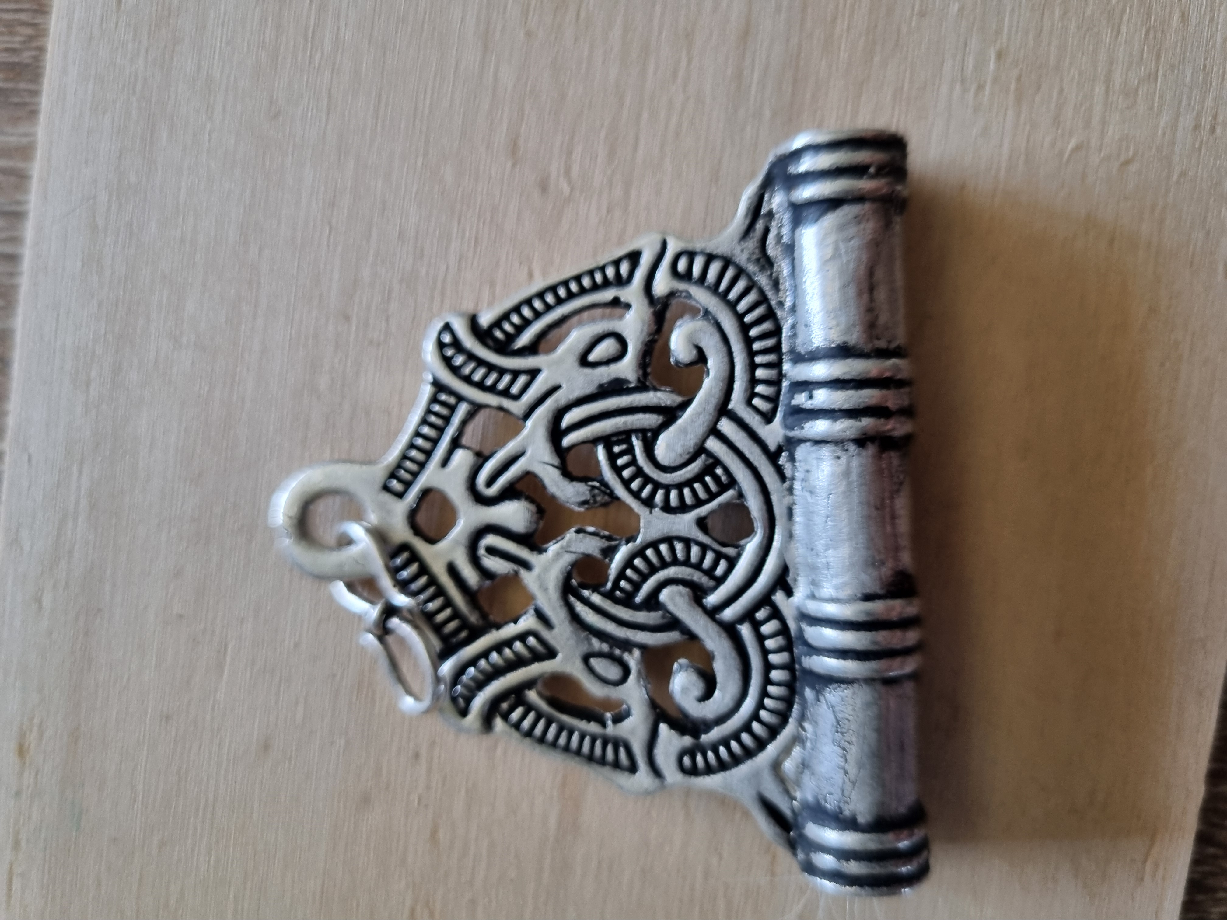 Dreieckiger Nadeletui mit Drachenkopf und Flechtbandwerk (Stilkopie)