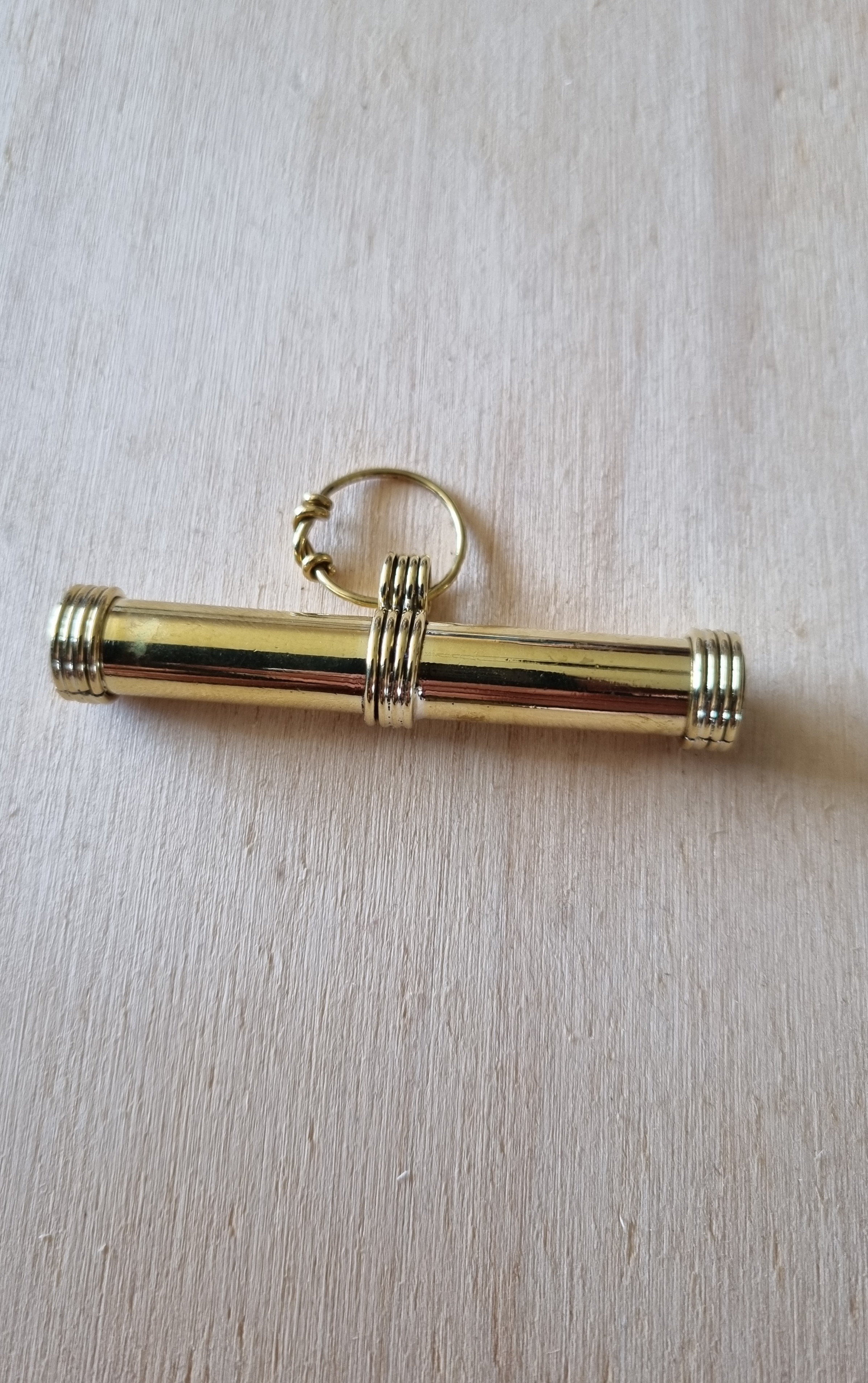 Kleine vergoldete Nadeldose mit Drahtband am Ring