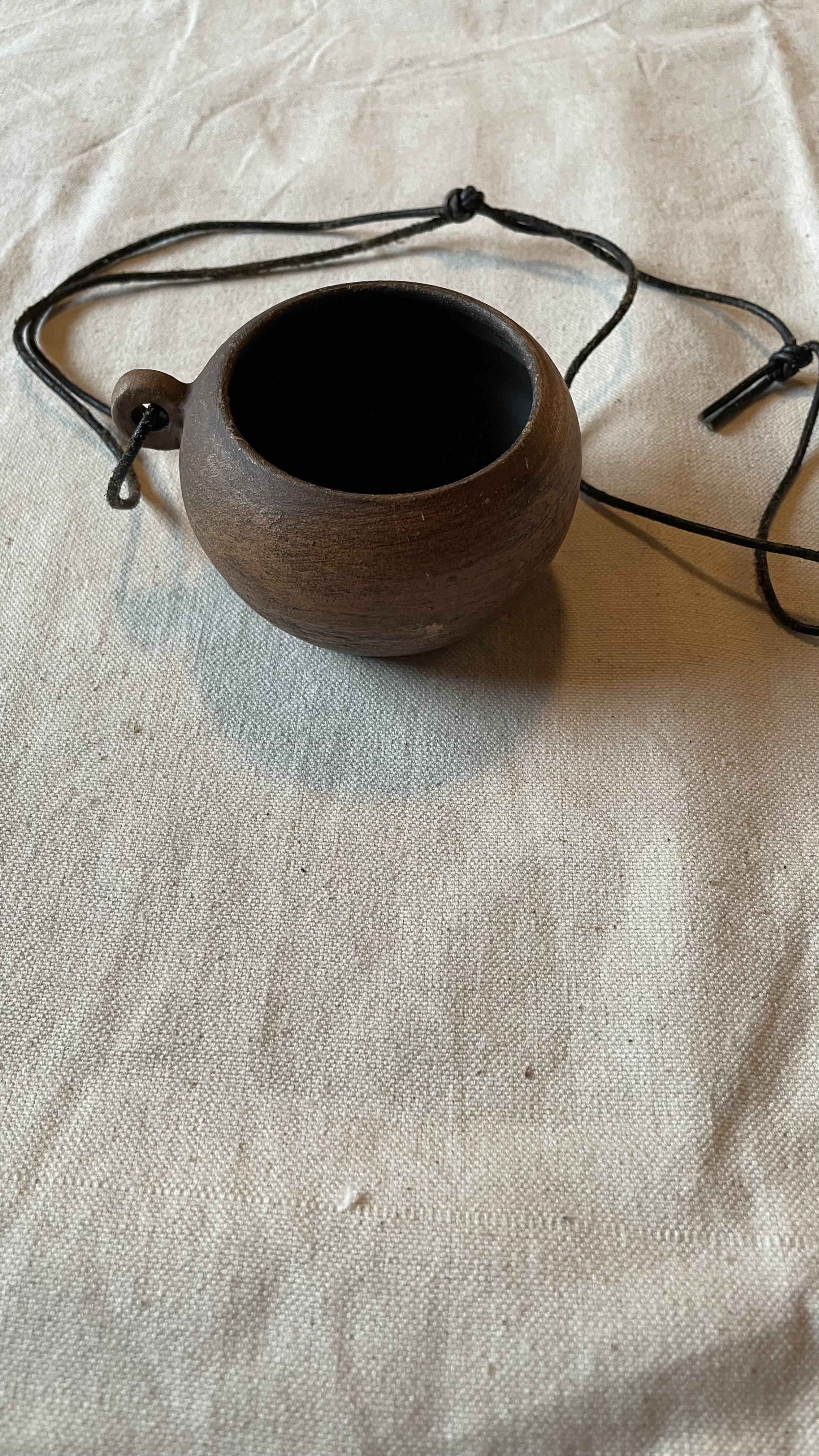 Brauner Reisebecher aus Ton mit Lederschnur — Anlehnung an Birka, Grab 457