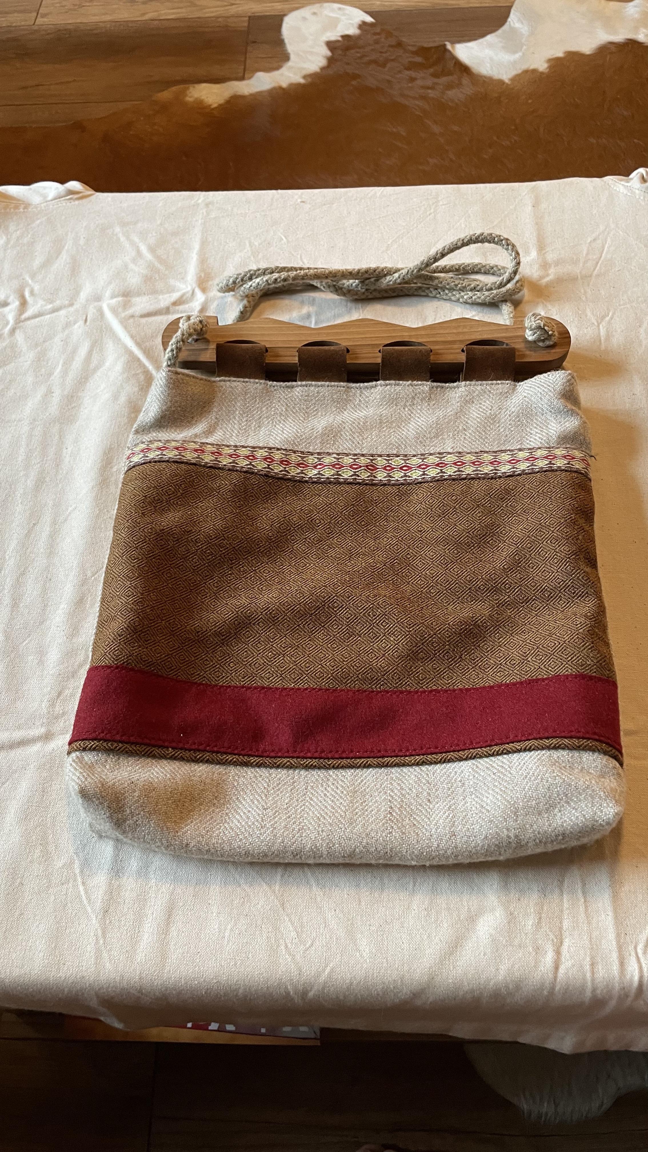 Stoff-Schultertasche mit Holzbügelverschluss
