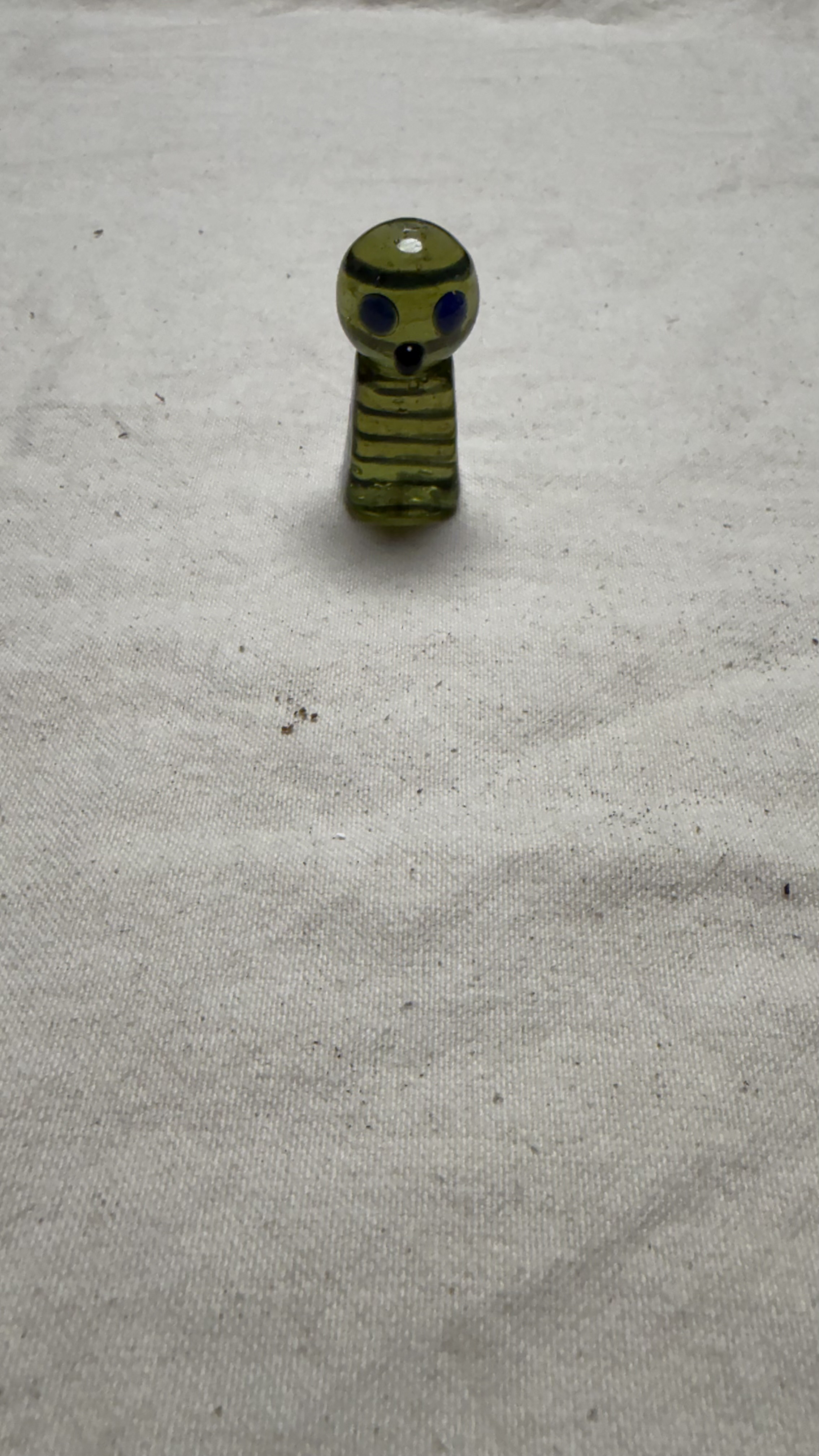 Glas-Spielstein König, grün mit blauen Augen — nach Birka Bj 750