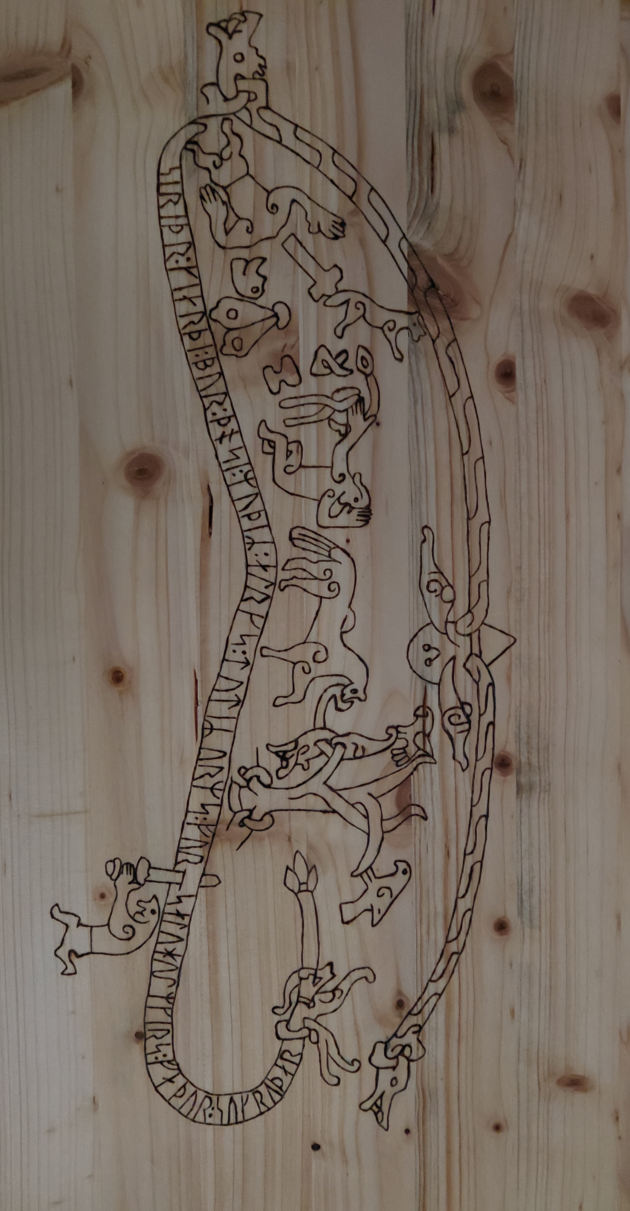 Unsere Truhen-Brandmalerei: Sigurdritzung von Ramsund (Sö 101) — Runenband im Schlangenleib, Sigurd-Szenen