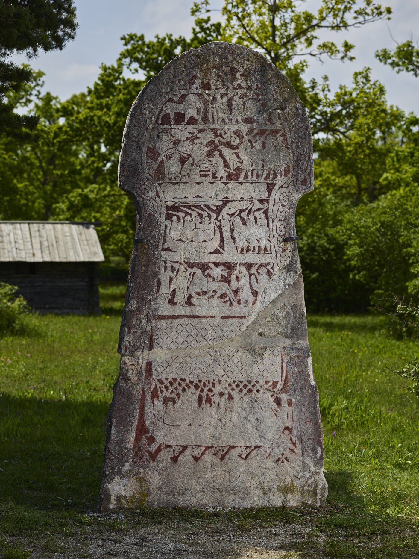 Original: Bildstein Lärbro Stora Hammars I in der Freilichtausstellung des Bunge-Museums (Foto: Michael Fergusson, CC BY 4.0, Gotlandic Picture Stones, GP 253)