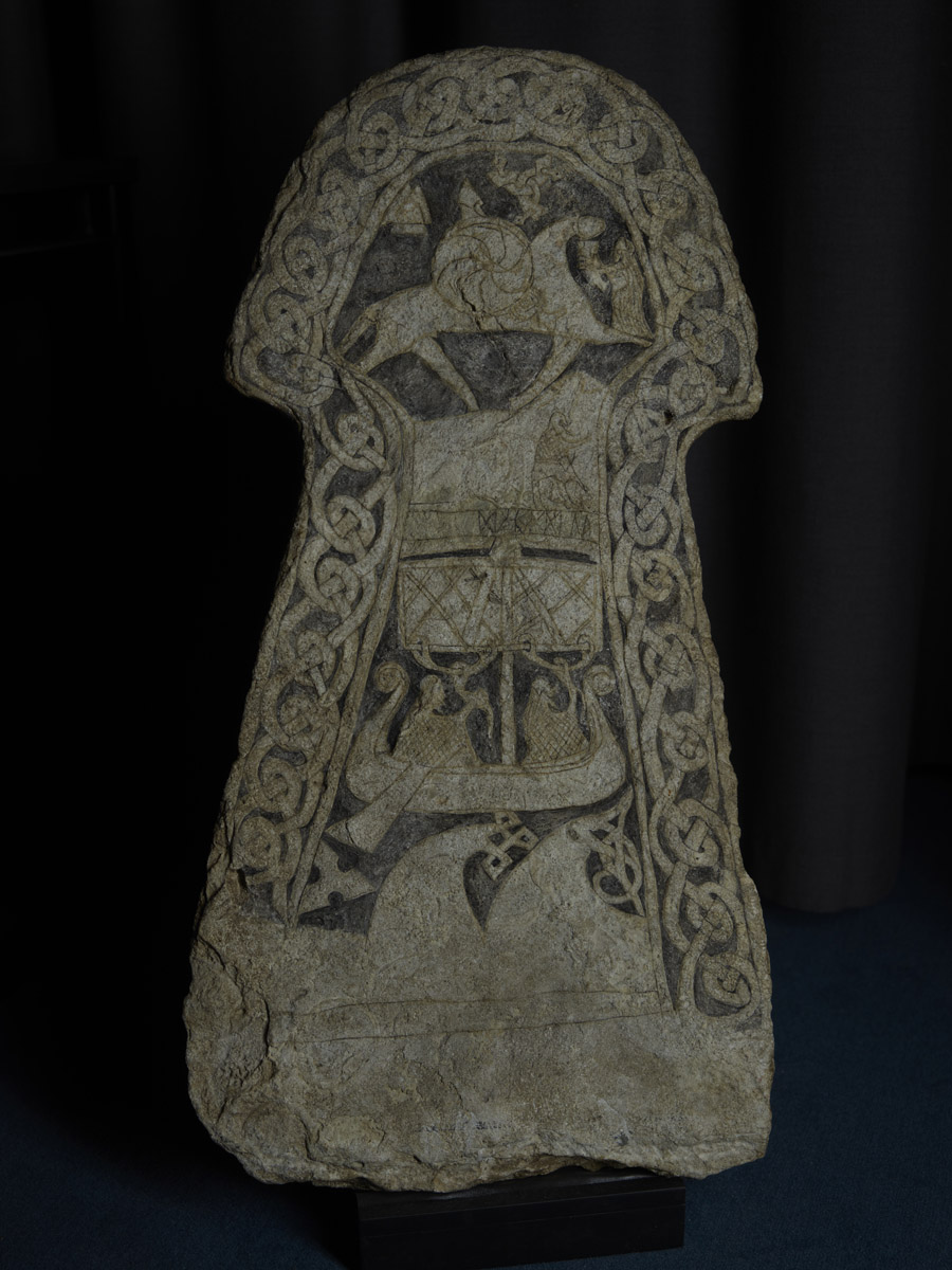 Original: Bildstein Stenkyrka Lillbjärs III, G 268 (Foto: Michael Fergusson, CC BY 4.0, Gotlandic Picture Stones, GP 390)