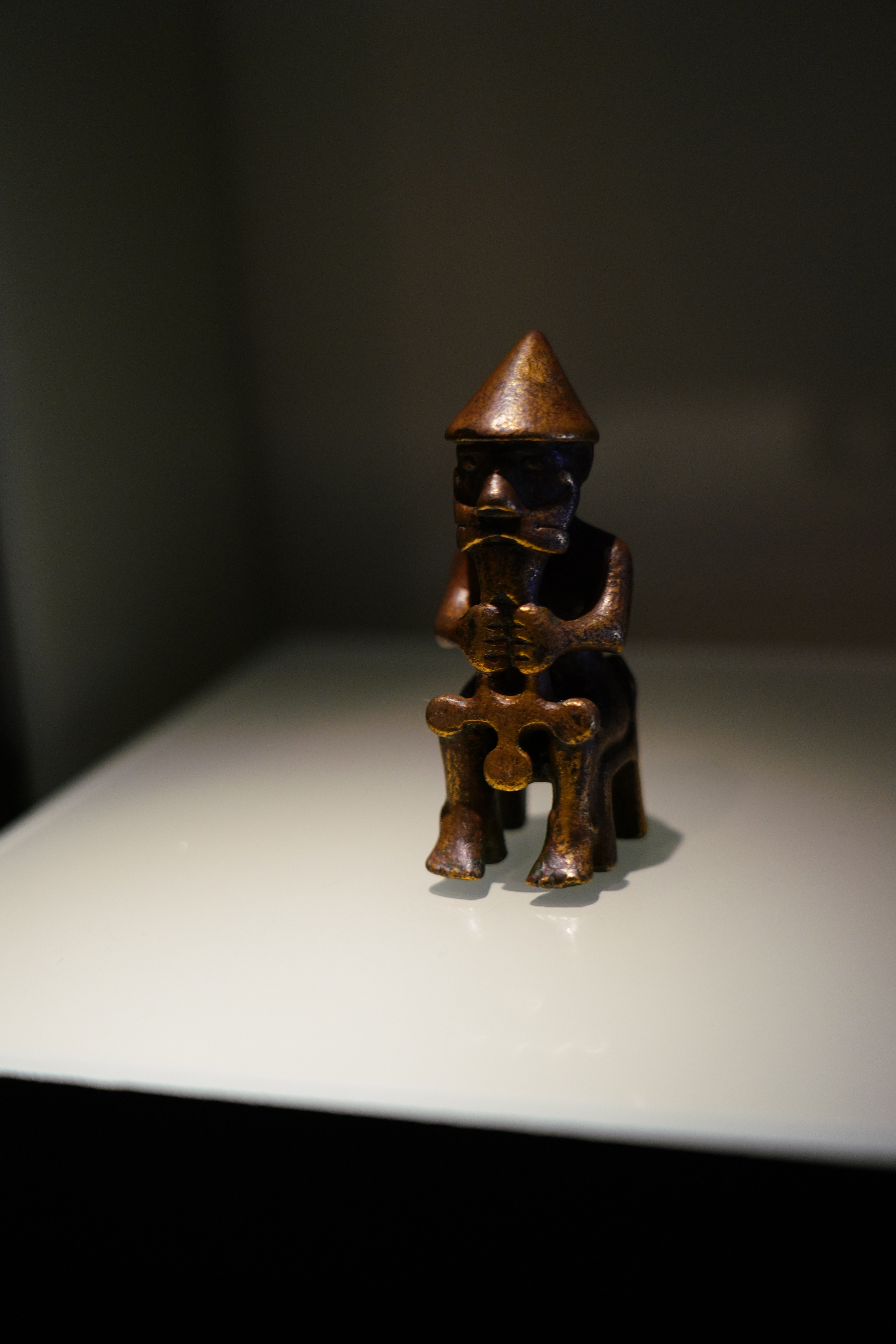 Sitzende Bronzefigur von Eyrarland, Þjóðminjasafn Íslands (Nationalmuseum Island), Reykjavík (CC BY-SA 2.0)