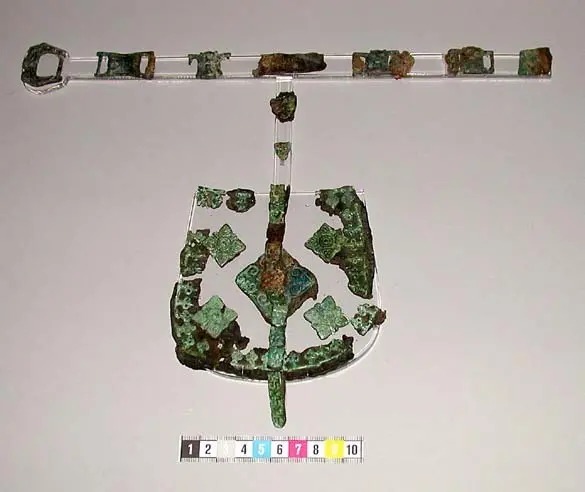 Bältesväska (Gürteltasche/Tarsoly) mit zugehörigem Gürtel, Bronzebeschläge und Leder, Historiska museet/SHM, Inv. 107042 (M:IV) (CC BY 4.0)