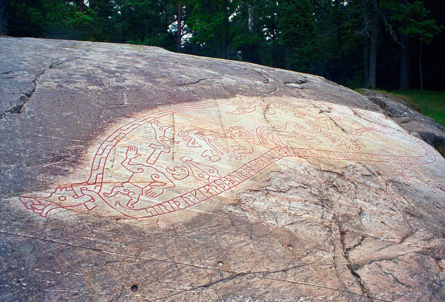 Original: Sigurdritzung von Ramsund (Sö 101), in situ am Ramsundsberget (Foto: Pbuergler, CC BY-SA 4.0, Wikimedia Commons)