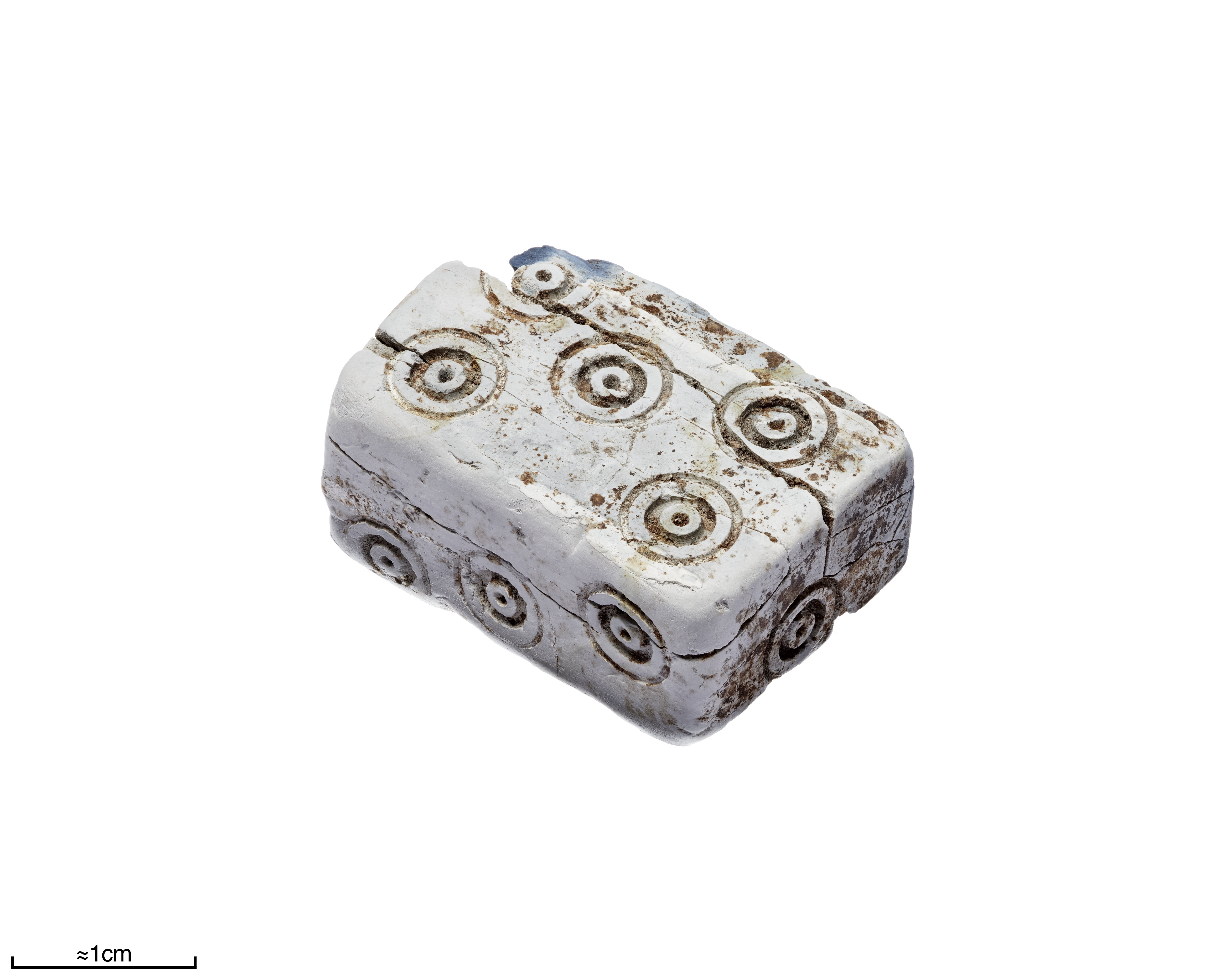 Stab-Würfel, 3D-Ansicht mit Maßstab ≈1 cm – Punktkreisornamentik auf zwei sichtbaren Seiten